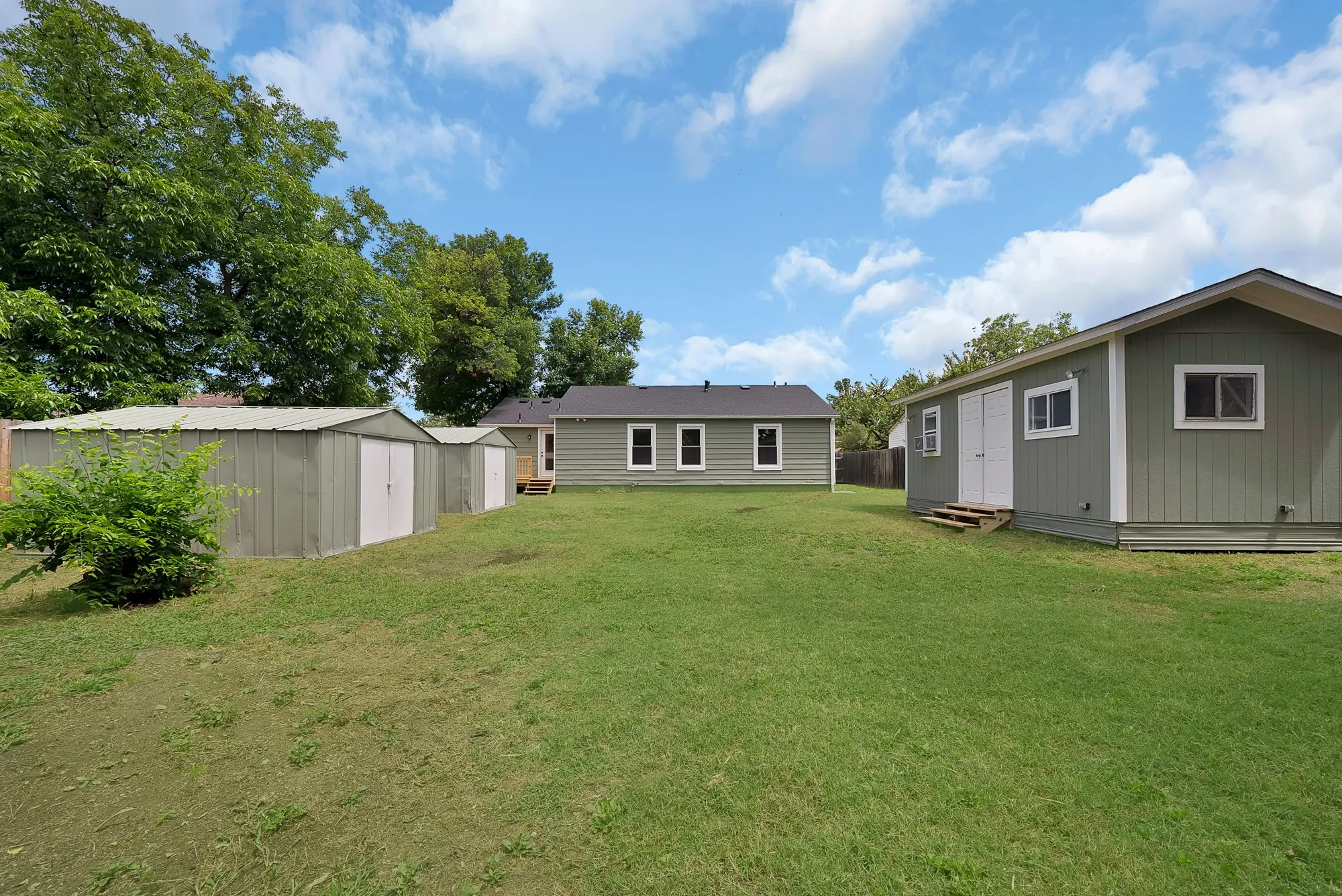 Single Family Residence For Sale in Dallas County , 1104 E Russell Avenue, Carrollton, Texas 75006, 3 Bedroom, 2 Bathroom, Garage spaces, 1,476 Sqft, built in 1954, mls#21333556, Real Estate Agent in Carrollton, Homes For Sale in Dallas county, Homes For Sale in Carrollton, Realtor in Carrollton Texas, Real Estate Brokerage Independent Realty Texas, Luminita Cordes Realtor