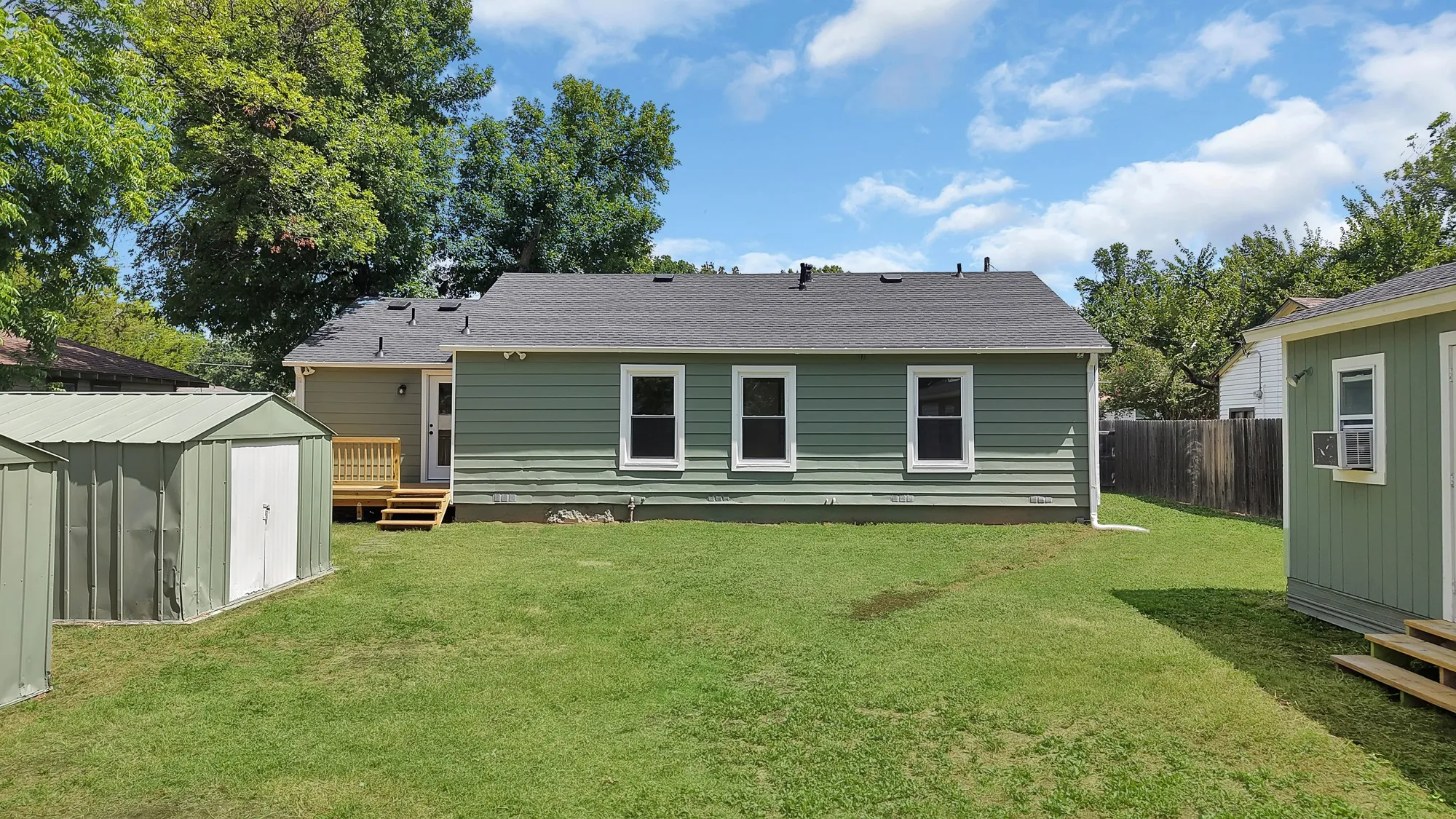 Single Family Residence For Sale in Dallas County , 1104 E Russell Avenue, Carrollton, Texas 75006, 3 Bedroom, 2 Bathroom, Garage spaces, 1,476 Sqft, built in 1954, mls#21333556, Real Estate Agent in Carrollton, Homes For Sale in Dallas county, Homes For Sale in Carrollton, Realtor in Carrollton Texas, Real Estate Brokerage Independent Realty Texas, Luminita Cordes Realtor