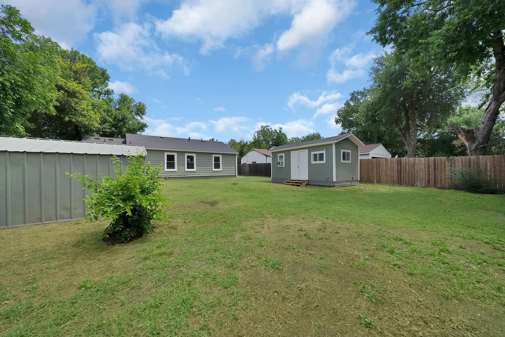 Single Family Residence For Sale in Dallas County , 1104 E Russell Avenue, Carrollton, Texas 75006, 3 Bedroom, 2 Bathroom, Garage spaces, 1,476 Sqft, built in 1954, mls#21333556, Real Estate Agent in Carrollton, Homes For Sale in Dallas county, Homes For Sale in Carrollton, Realtor in Carrollton Texas, Real Estate Brokerage Independent Realty Texas, Luminita Cordes Realtor