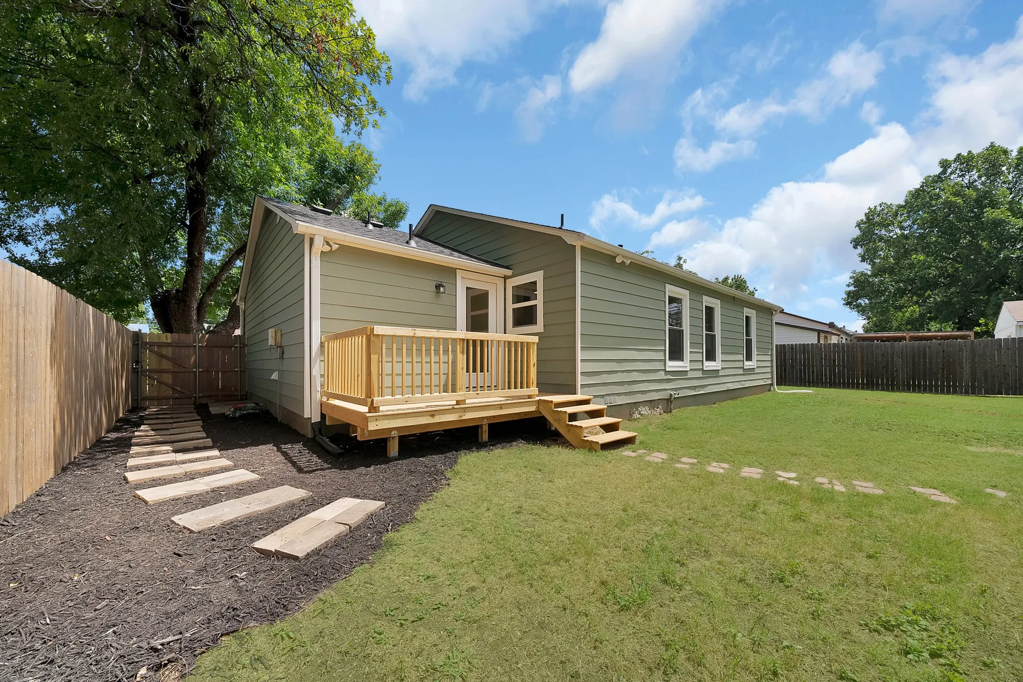 Single Family Residence For Sale in Dallas County , 1104 E Russell Avenue, Carrollton, Texas 75006, 3 Bedroom, 2 Bathroom, Garage spaces, 1,476 Sqft, built in 1954, mls#21333556, Real Estate Agent in Carrollton, Homes For Sale in Dallas county, Homes For Sale in Carrollton, Realtor in Carrollton Texas, Real Estate Brokerage Independent Realty Texas, Luminita Cordes Realtor