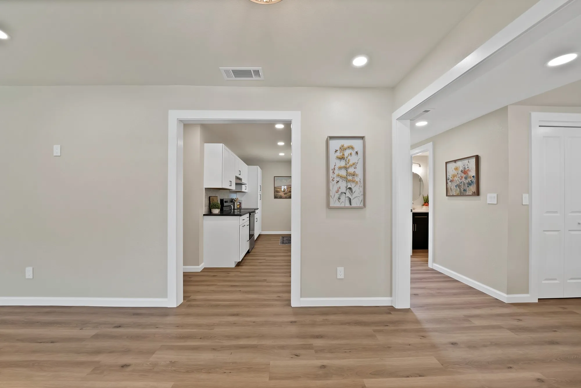 Single Family Residence For Sale in Dallas County , 1104 E Russell Avenue, Carrollton, Texas 75006, 3 Bedroom, 2 Bathroom, Garage spaces, 1,476 Sqft, built in 1954, mls#21333556, Real Estate Agent in Carrollton, Homes For Sale in Dallas county, Homes For Sale in Carrollton, Realtor in Carrollton Texas, Real Estate Brokerage Independent Realty Texas, Luminita Cordes Realtor