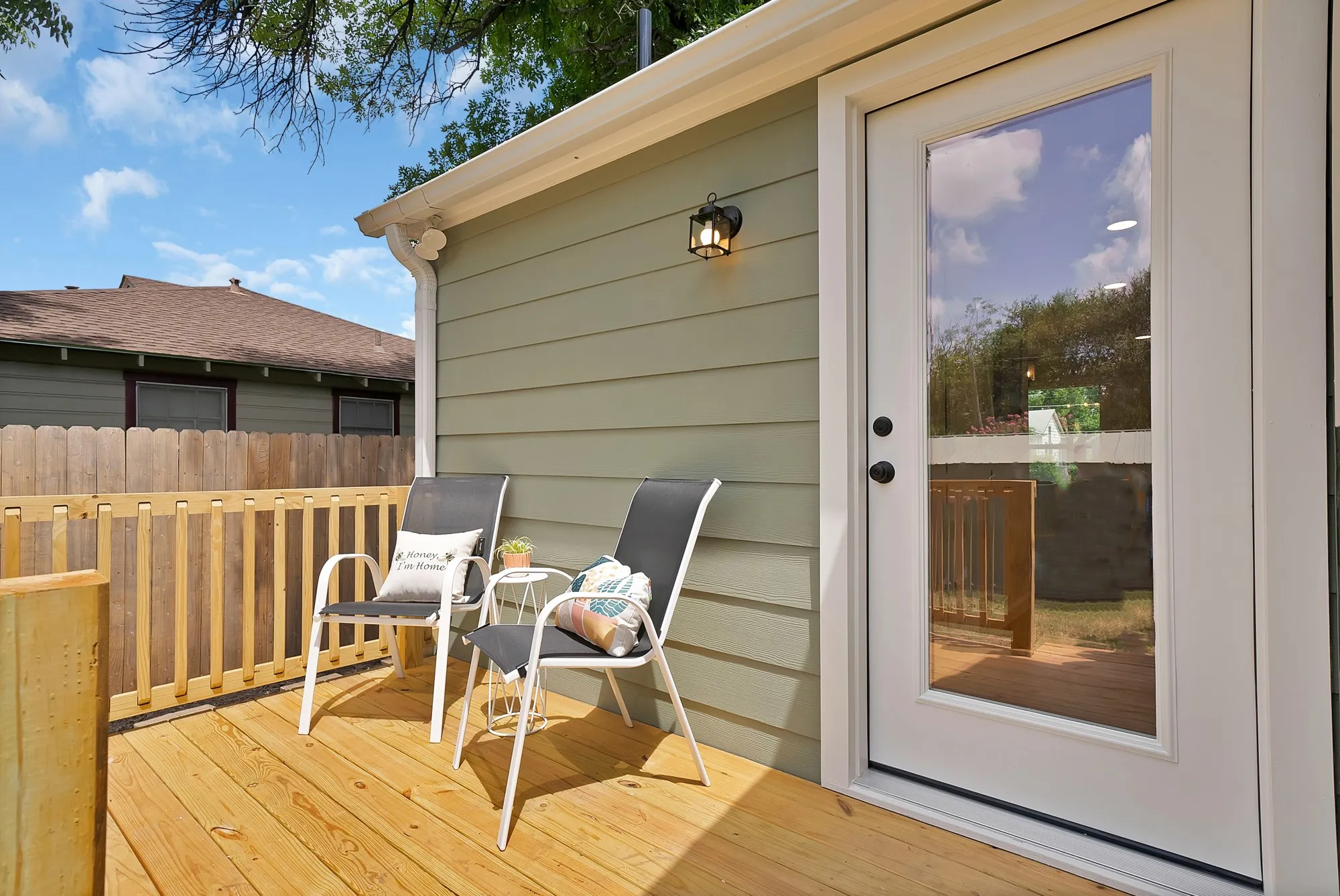 Single Family Residence For Sale in Dallas County , 1104 E Russell Avenue, Carrollton, Texas 75006, 3 Bedroom, 2 Bathroom, Garage spaces, 1,476 Sqft, built in 1954, mls#21333556, Real Estate Agent in Carrollton, Homes For Sale in Dallas county, Homes For Sale in Carrollton, Realtor in Carrollton Texas, Real Estate Brokerage Independent Realty Texas, Luminita Cordes Realtor