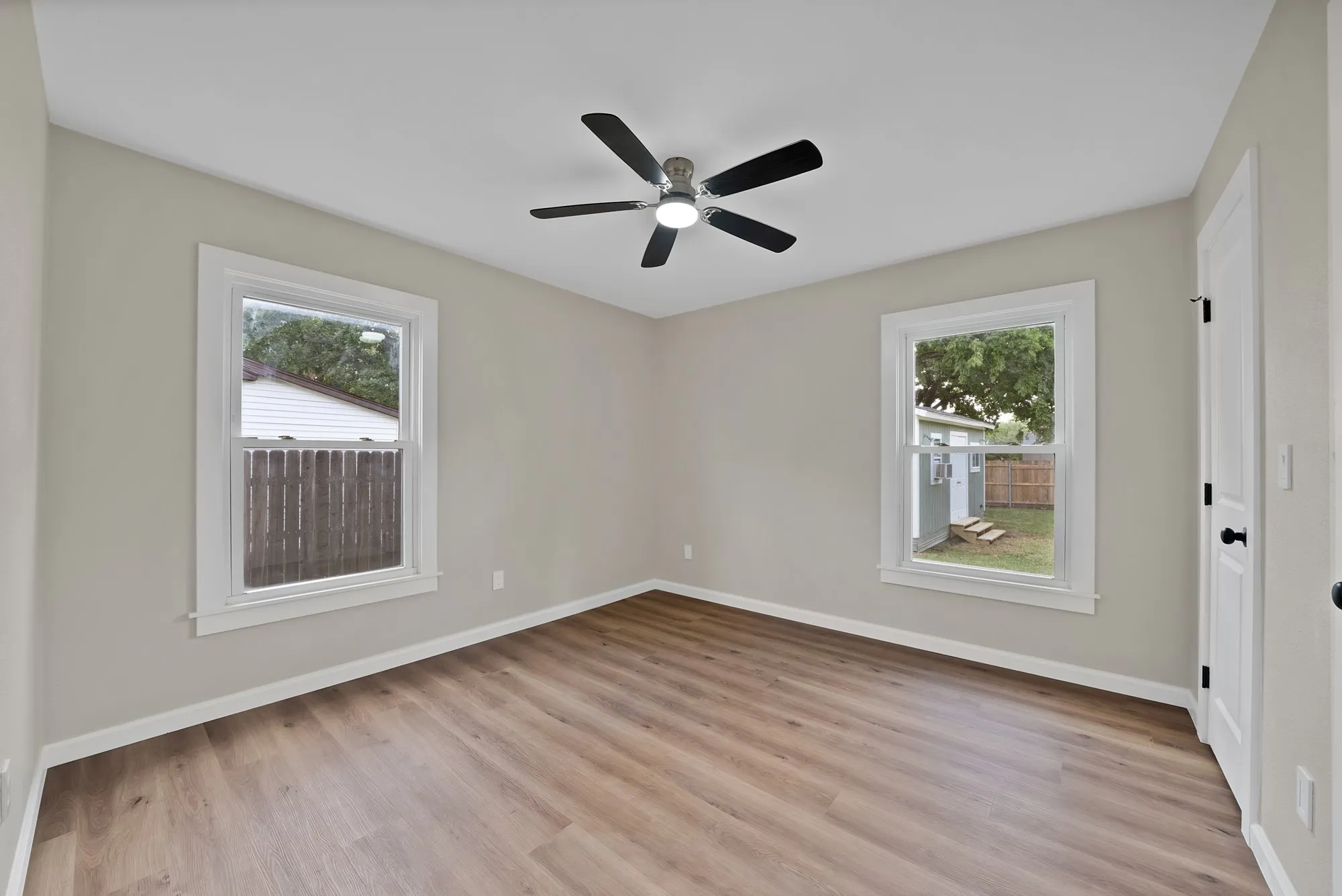 Single Family Residence For Sale in Dallas County , 1104 E Russell Avenue, Carrollton, Texas 75006, 3 Bedroom, 2 Bathroom, Garage spaces, 1,476 Sqft, built in 1954, mls#21333556, Real Estate Agent in Carrollton, Homes For Sale in Dallas county, Homes For Sale in Carrollton, Realtor in Carrollton Texas, Real Estate Brokerage Independent Realty Texas, Luminita Cordes Realtor