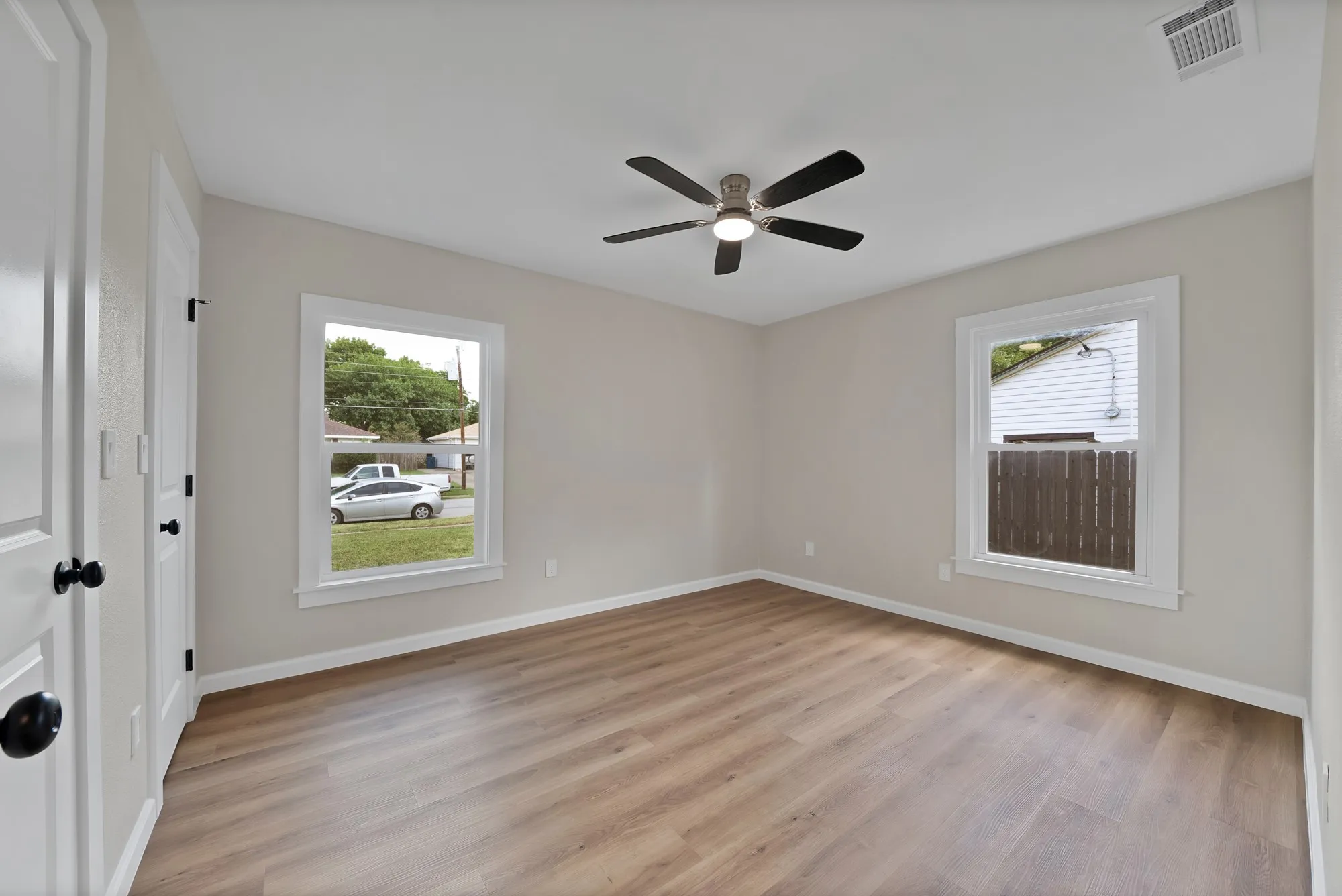 Single Family Residence For Sale in Dallas County , 1104 E Russell Avenue, Carrollton, Texas 75006, 3 Bedroom, 2 Bathroom, Garage spaces, 1,476 Sqft, built in 1954, mls#21333556, Real Estate Agent in Carrollton, Homes For Sale in Dallas county, Homes For Sale in Carrollton, Realtor in Carrollton Texas, Real Estate Brokerage Independent Realty Texas, Luminita Cordes Realtor