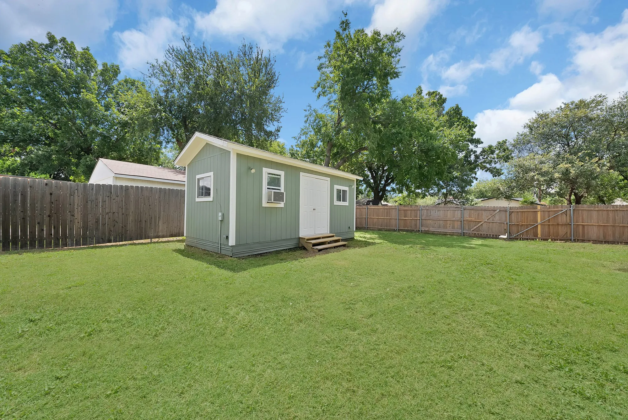 Single Family Residence For Sale in Dallas County , 1104 E Russell Avenue, Carrollton, Texas 75006, 3 Bedroom, 2 Bathroom, Garage spaces, 1,476 Sqft, built in 1954, mls#21333556, Real Estate Agent in Carrollton, Homes For Sale in Dallas county, Homes For Sale in Carrollton, Realtor in Carrollton Texas, Real Estate Brokerage Independent Realty Texas, Luminita Cordes Realtor