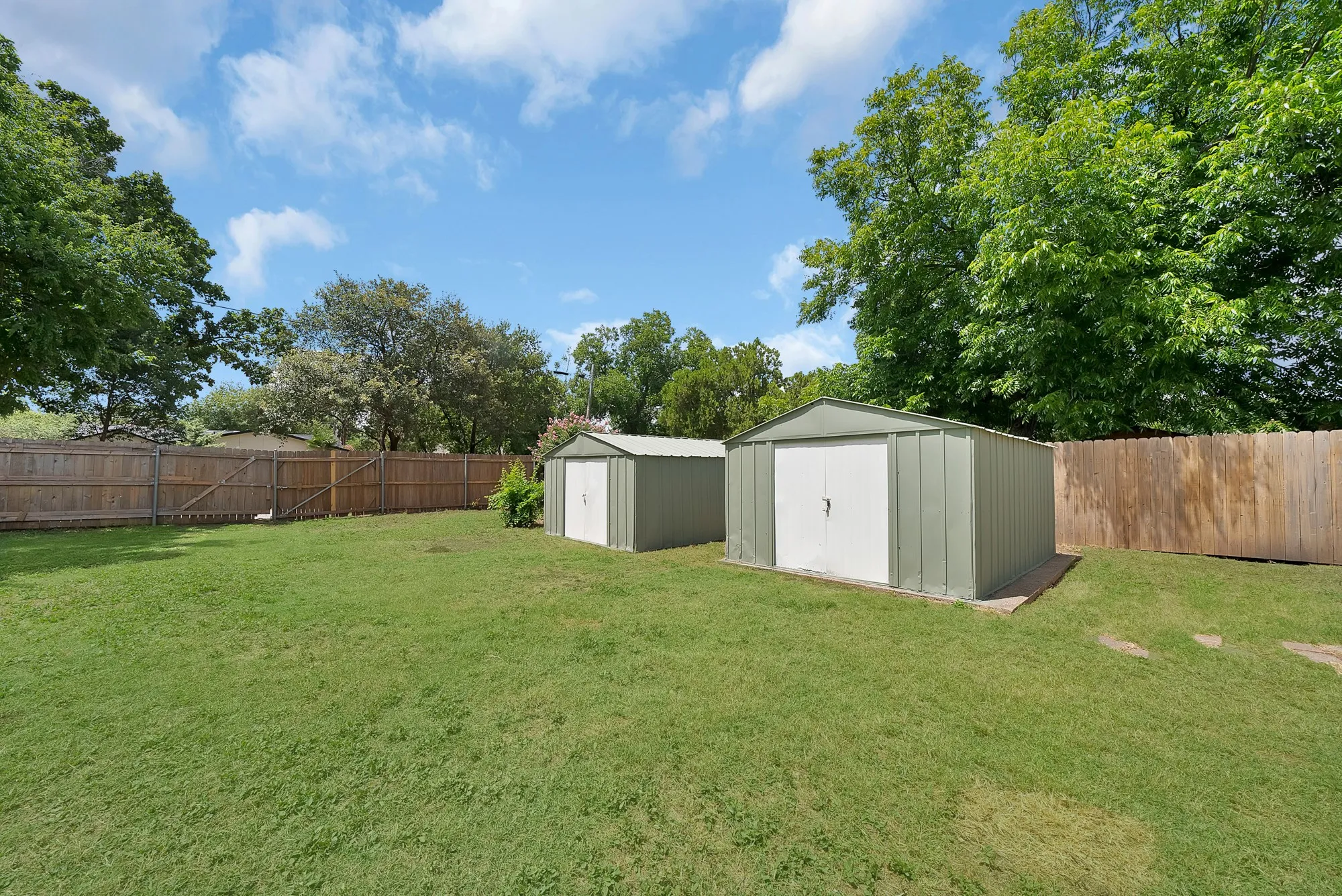 Single Family Residence For Sale in Dallas County , 1104 E Russell Avenue, Carrollton, Texas 75006, 3 Bedroom, 2 Bathroom, Garage spaces, 1,476 Sqft, built in 1954, mls#21333556, Real Estate Agent in Carrollton, Homes For Sale in Dallas county, Homes For Sale in Carrollton, Realtor in Carrollton Texas, Real Estate Brokerage Independent Realty Texas, Luminita Cordes Realtor