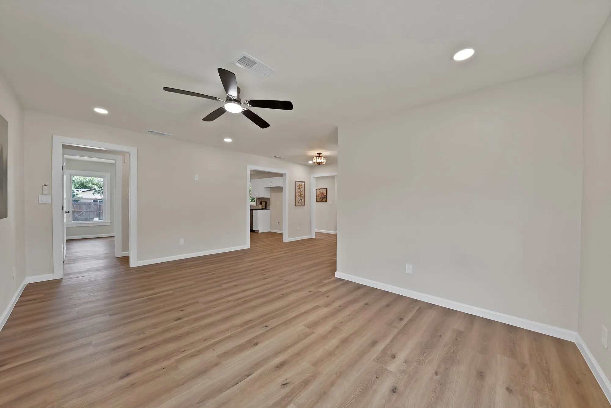 Single Family Residence For Sale in Dallas County , 1104 E Russell Avenue, Carrollton, Texas 75006, 3 Bedroom, 2 Bathroom, Garage spaces, 1,476 Sqft, built in 1954, mls#21333556, Real Estate Agent in Carrollton, Homes For Sale in Dallas county, Homes For Sale in Carrollton, Realtor in Carrollton Texas, Real Estate Brokerage Independent Realty Texas, Luminita Cordes Realtor
