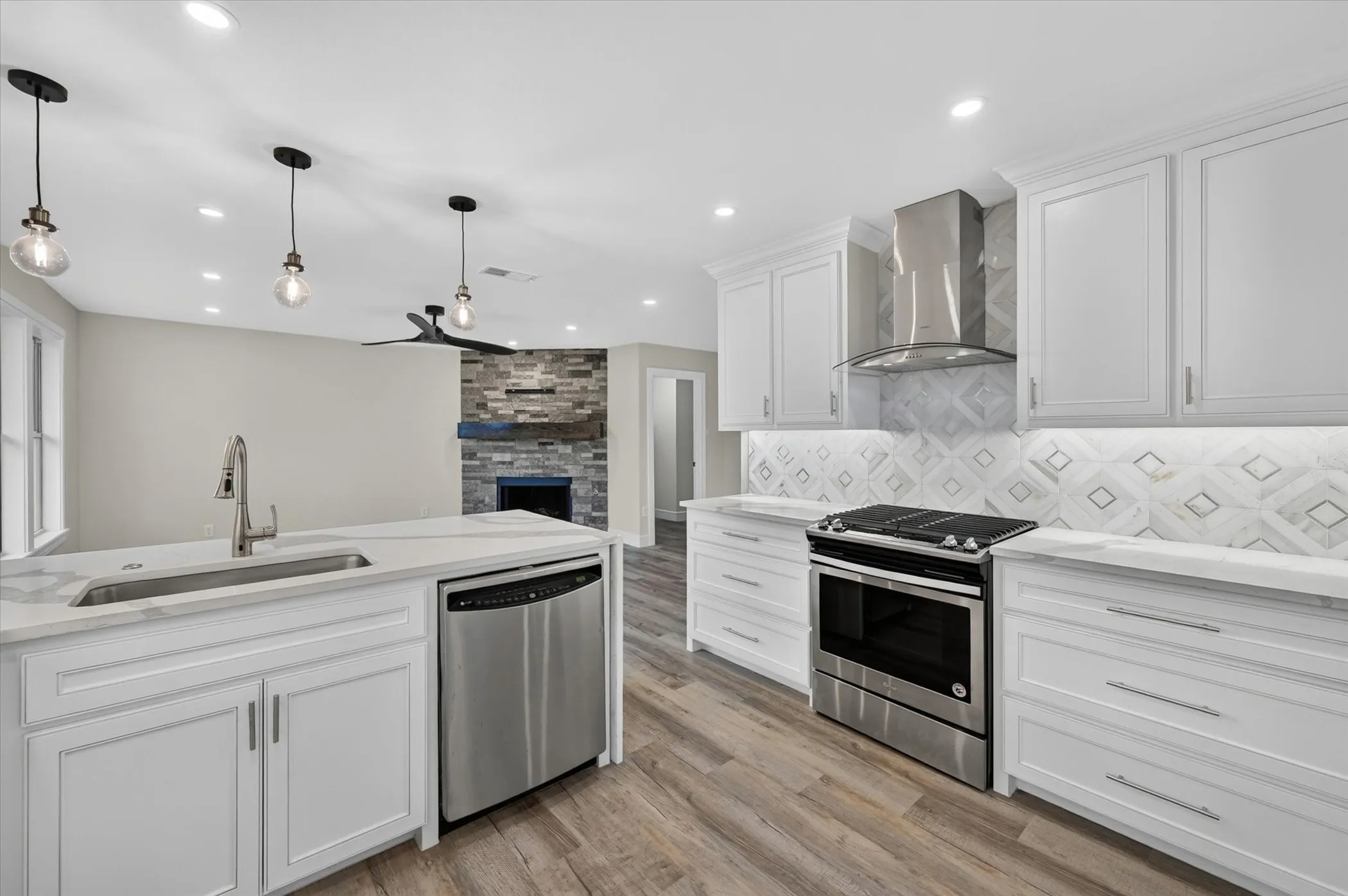 Single Family Residence For Sale in Tarrant County , 640 Fossil Wood Drive, Saginaw, Texas 76179, 4 Bedroom, 3 Bathroom, 2 Garage spaces, 2,002 Sqft, built in 2005, mls#21333817, Real Estate Agent in Saginaw, Homes For Sale in Tarrant county, Homes For Sale in Saginaw, Realtor in Saginaw Texas, Real Estate Brokerage Independent Realty Texas, Luminita Cordes Realtor