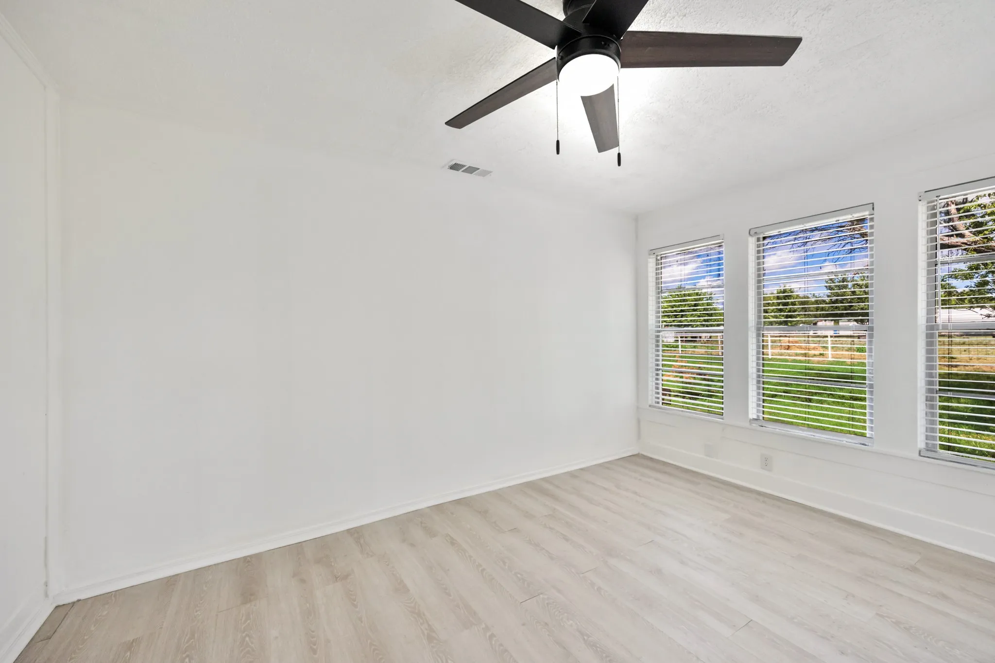Single Family Residence For Rent in Kaufman County , 15763 County Road 355, Terrell, Texas 75161, 2 Bedroom, 1 Bathroom, Garage spaces, 1,248 Sqft, built in 1950, mls#21334512, Real Estate Agent in Terrell, Homes For Rent in Kaufman county, Homes For Rent in Terrell, Realtor in Terrell Texas, Real Estate Brokerage Independent Realty Texas, Luminita Cordes Realtor