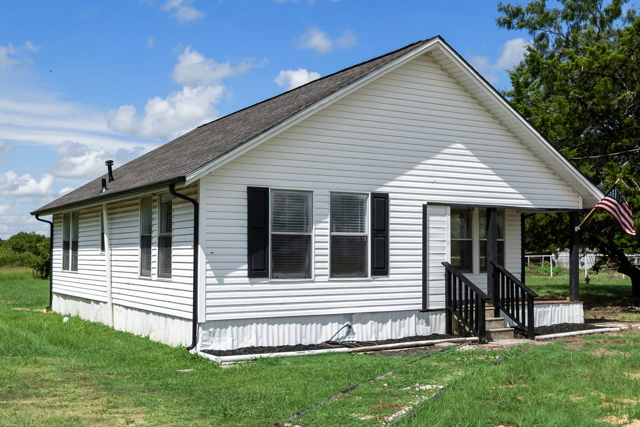 Single Family Residence For Rent in Kaufman County , 15763 County Road 355, Terrell, Texas 75161, 2 Bedroom, 1 Bathroom, Garage spaces, 1,248 Sqft, built in 1950, mls#21334512, Real Estate Agent in Terrell, Homes For Rent in Kaufman county, Homes For Rent in Terrell, Realtor in Terrell Texas, Real Estate Brokerage Independent Realty Texas, Luminita Cordes Realtor