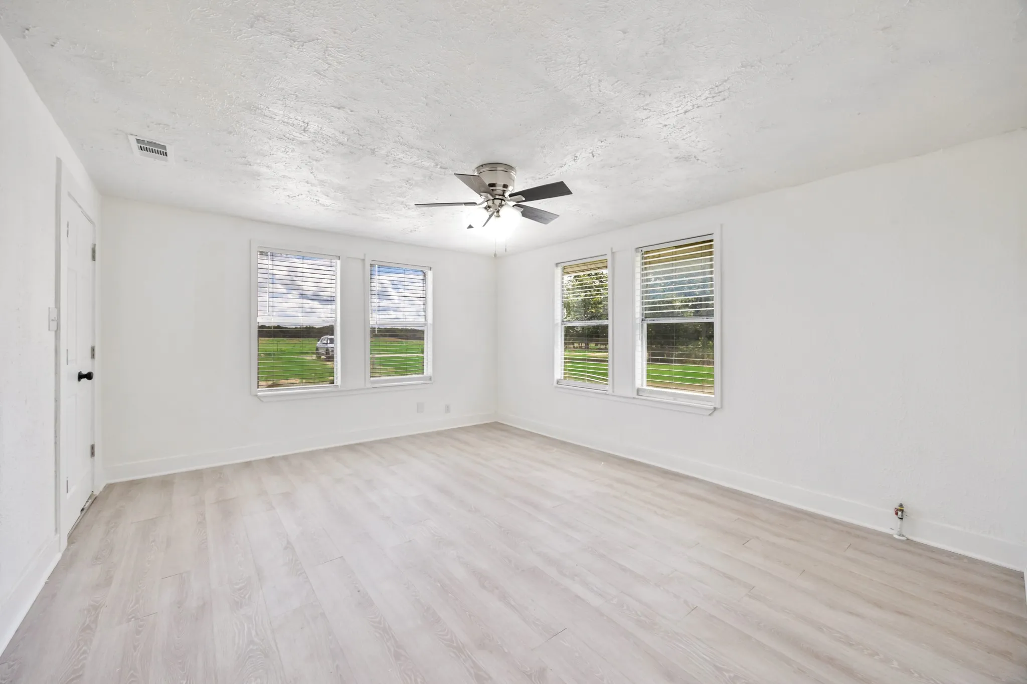 Single Family Residence For Rent in Kaufman County , 15763 County Road 355, Terrell, Texas 75161, 2 Bedroom, 1 Bathroom, Garage spaces, 1,248 Sqft, built in 1950, mls#21334512, Real Estate Agent in Terrell, Homes For Rent in Kaufman county, Homes For Rent in Terrell, Realtor in Terrell Texas, Real Estate Brokerage Independent Realty Texas, Luminita Cordes Realtor