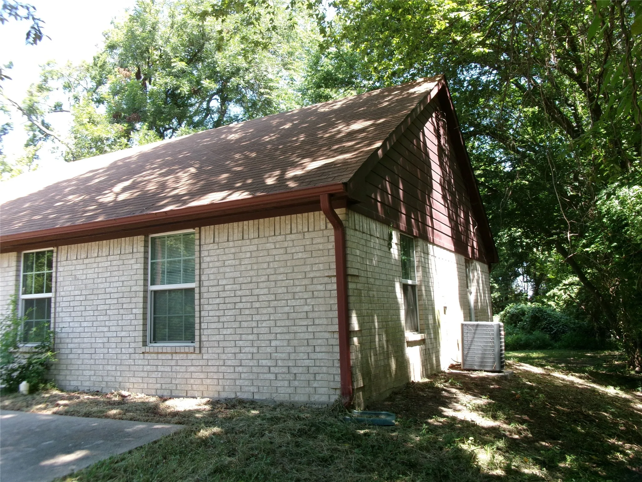 Single Family Residence For Sale in Hopkins County , 204 Maxwell Street, Sulphur Springs, Texas 75482, 3 Bedroom, 2 Bathroom, Garage spaces, 1,076 Sqft, built in 2012, mls#21332050, Real Estate Agent in Sulphur Springs, Homes For Sale in Hopkins county, Homes For Sale in Sulphur Springs, Realtor in Sulphur Springs Texas, Real Estate Brokerage Independent Realty Texas, Luminita Cordes Realtor