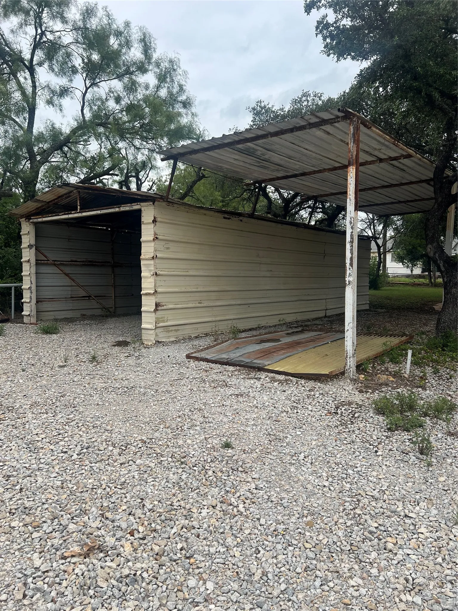 extra long garage and carport