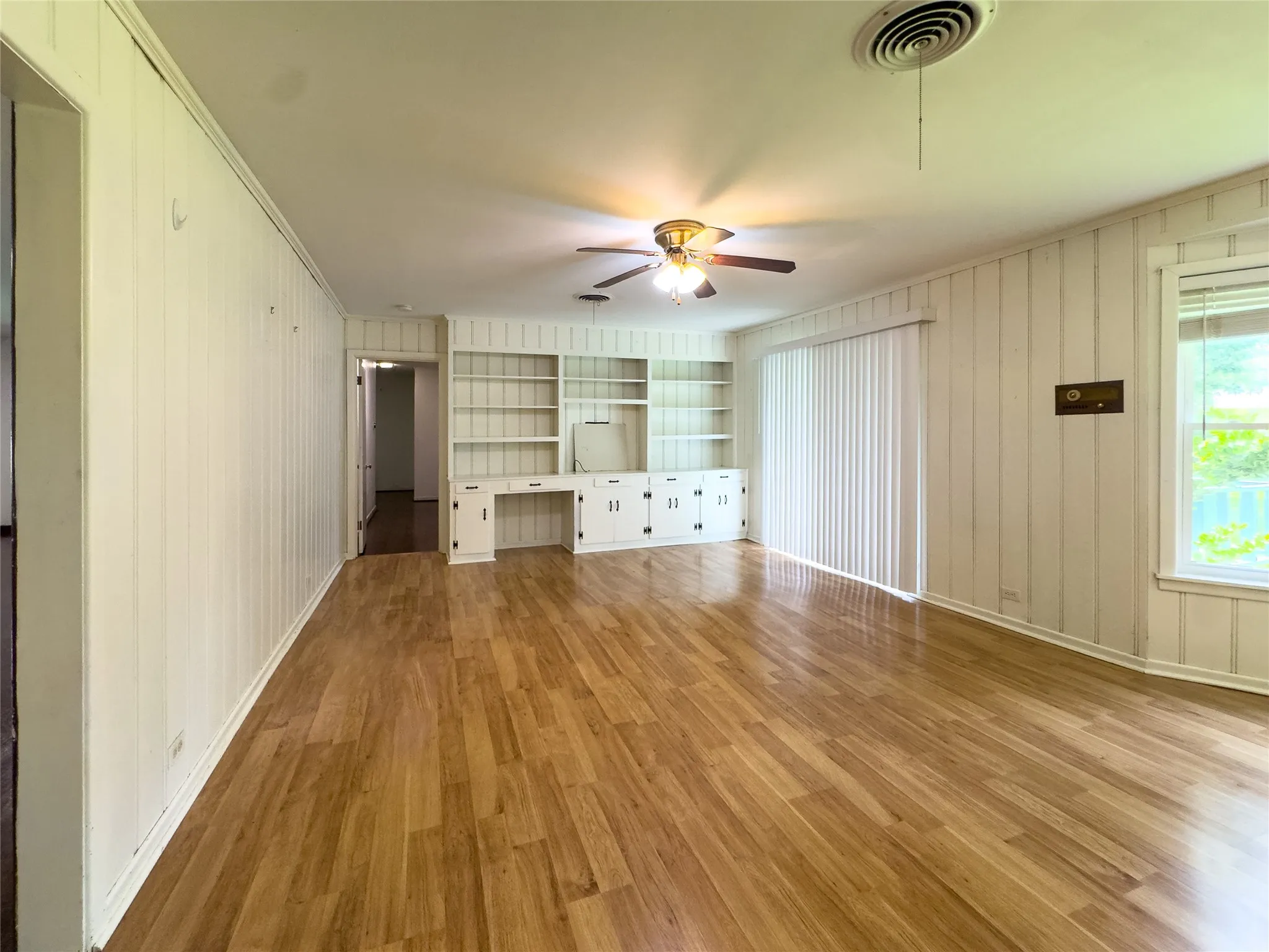Single Family Residence For Sale in Titus County , 107 Bluebird, Mt Pleasant, Texas 75455, 2 Bedroom, 2 Bathroom, Garage spaces, 1,816 Sqft, built in 1960, mls#21334550, Real Estate Agent in Mt Pleasant, Homes For Sale in Titus county, Homes For Sale in Mt Pleasant, Realtor in Mt Pleasant Texas, Real Estate Brokerage Independent Realty Texas, Luminita Cordes Realtor