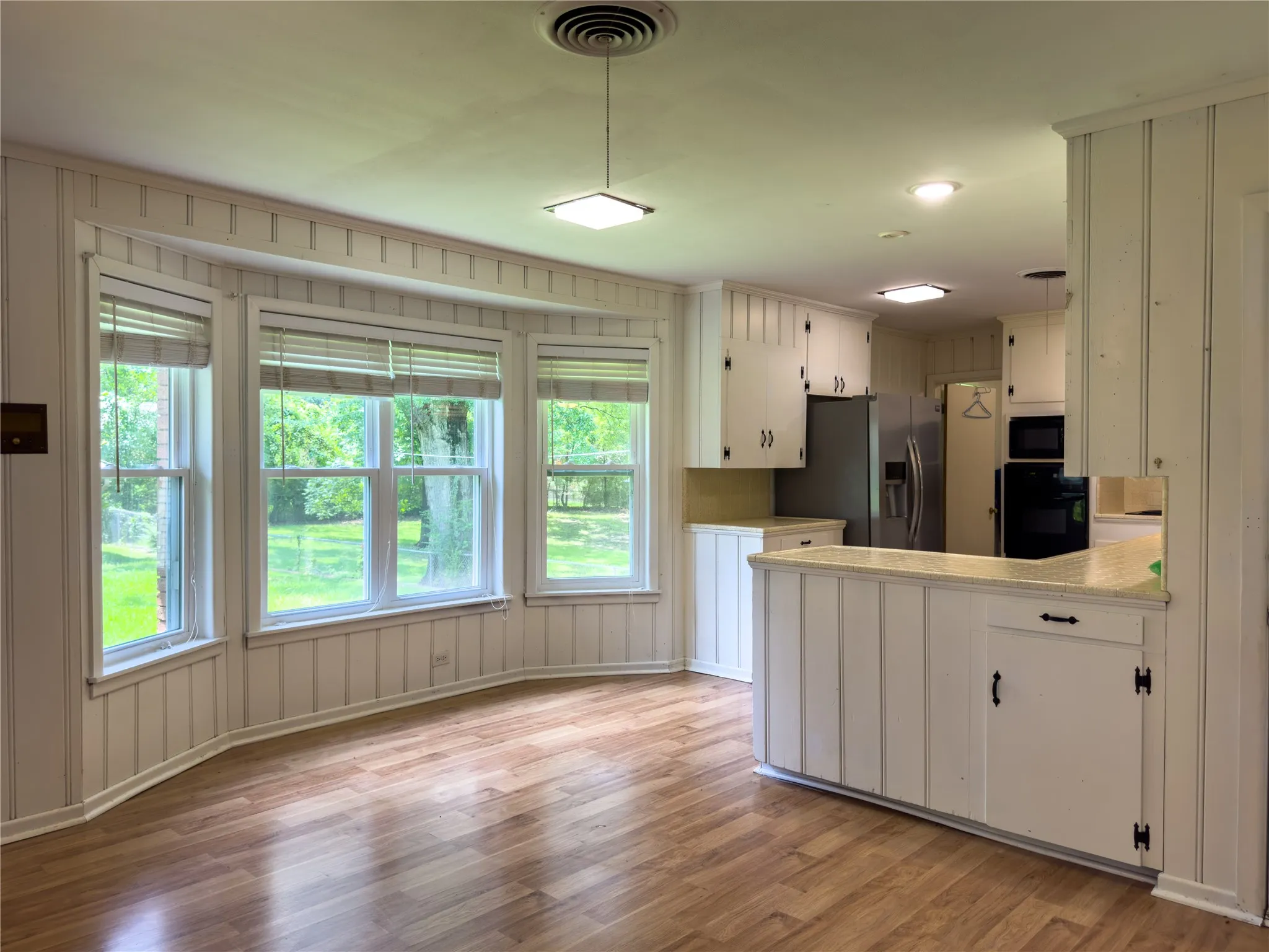 Single Family Residence For Sale in Titus County , 107 Bluebird, Mt Pleasant, Texas 75455, 2 Bedroom, 2 Bathroom, Garage spaces, 1,816 Sqft, built in 1960, mls#21334550, Real Estate Agent in Mt Pleasant, Homes For Sale in Titus county, Homes For Sale in Mt Pleasant, Realtor in Mt Pleasant Texas, Real Estate Brokerage Independent Realty Texas, Luminita Cordes Realtor