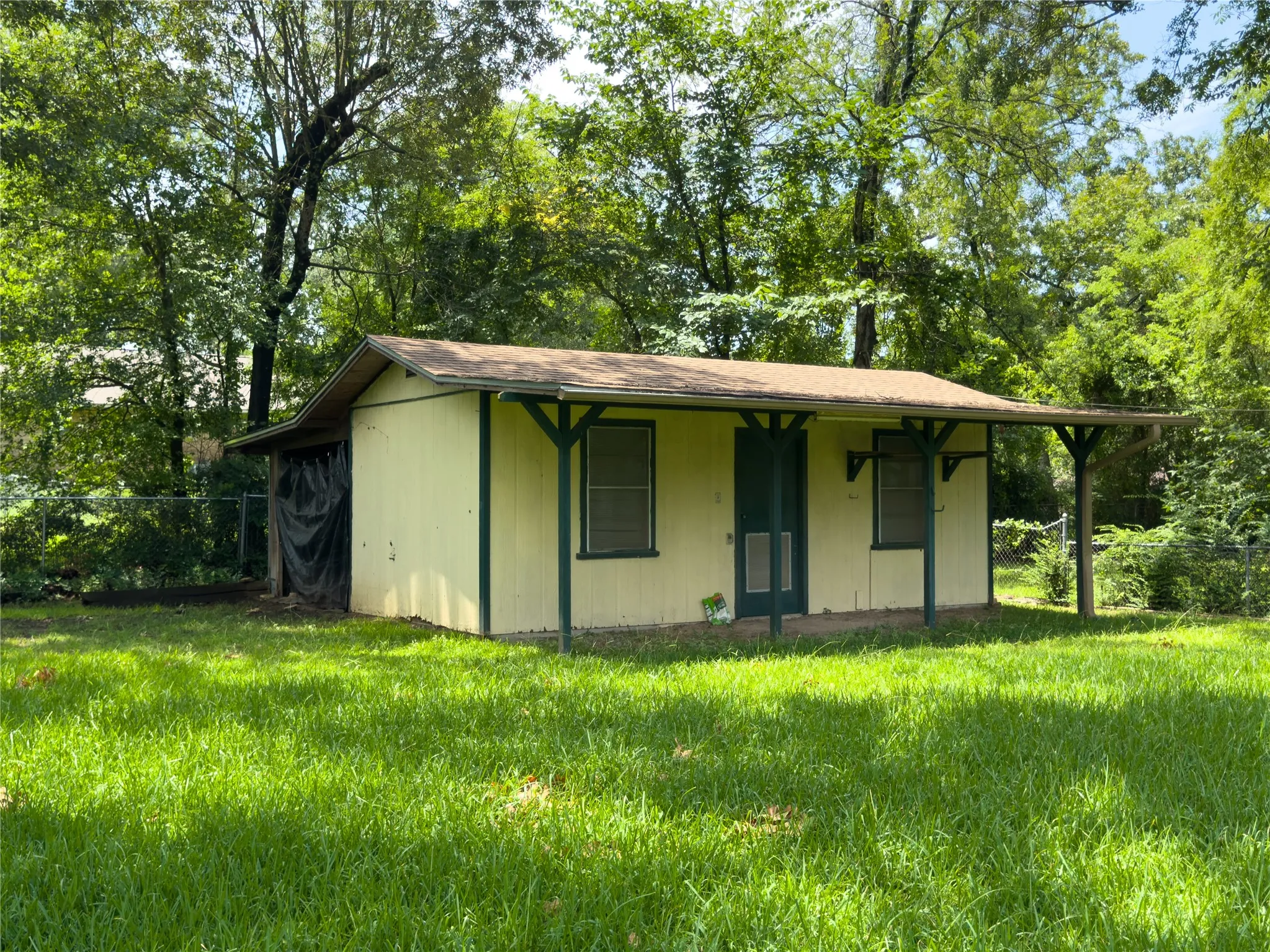 Single Family Residence For Sale in Titus County , 107 Bluebird, Mt Pleasant, Texas 75455, 2 Bedroom, 2 Bathroom, Garage spaces, 1,816 Sqft, built in 1960, mls#21334550, Real Estate Agent in Mt Pleasant, Homes For Sale in Titus county, Homes For Sale in Mt Pleasant, Realtor in Mt Pleasant Texas, Real Estate Brokerage Independent Realty Texas, Luminita Cordes Realtor