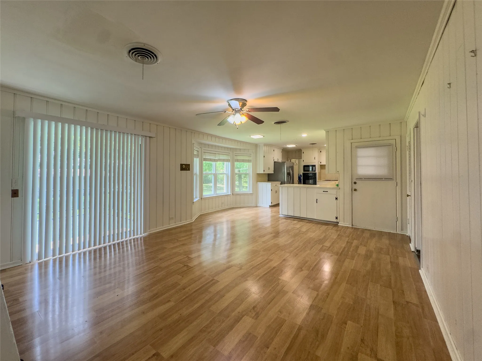 Single Family Residence For Sale in Titus County , 107 Bluebird, Mt Pleasant, Texas 75455, 2 Bedroom, 2 Bathroom, Garage spaces, 1,816 Sqft, built in 1960, mls#21334550, Real Estate Agent in Mt Pleasant, Homes For Sale in Titus county, Homes For Sale in Mt Pleasant, Realtor in Mt Pleasant Texas, Real Estate Brokerage Independent Realty Texas, Luminita Cordes Realtor