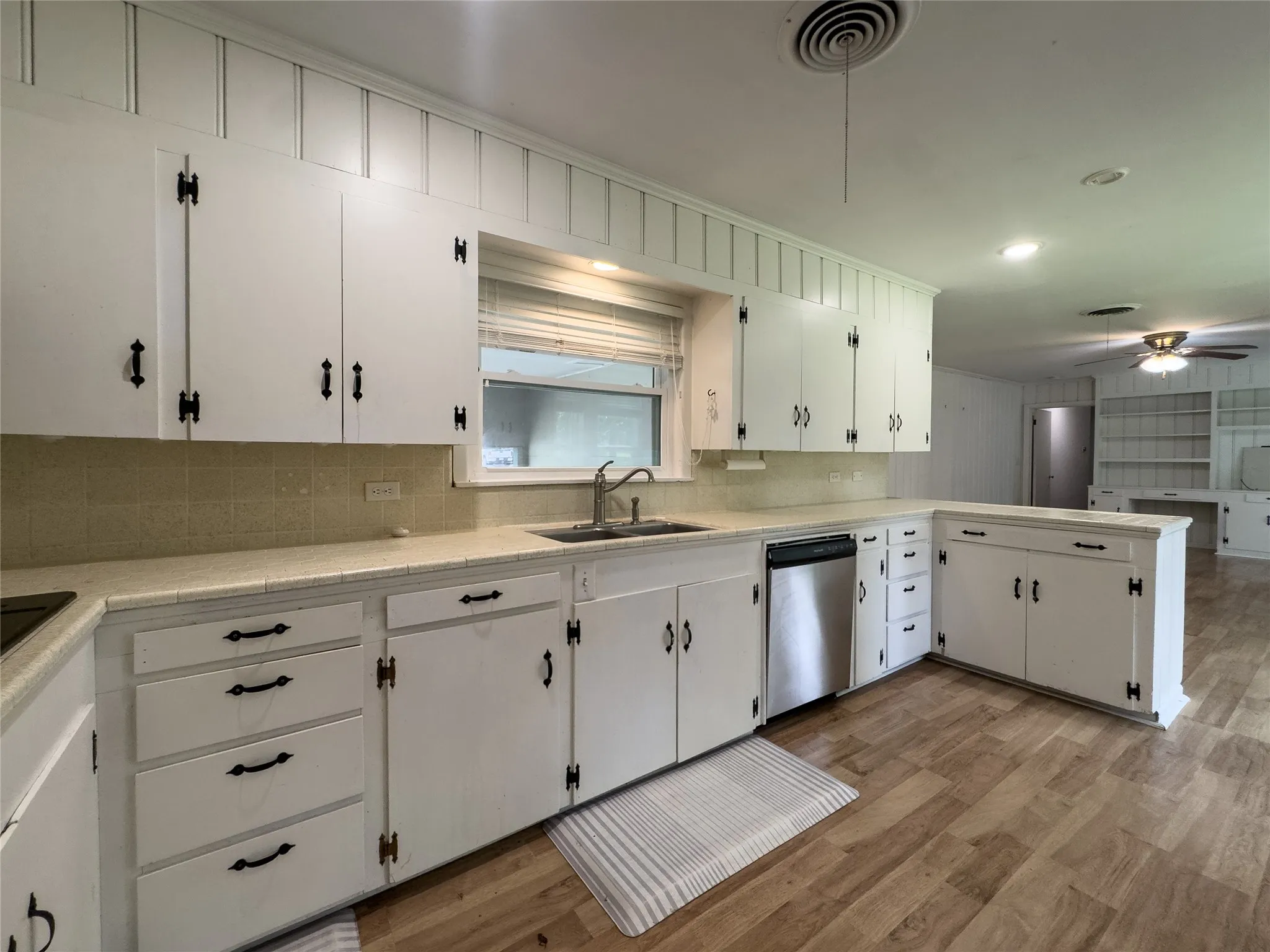 Single Family Residence For Sale in Titus County , 107 Bluebird, Mt Pleasant, Texas 75455, 2 Bedroom, 2 Bathroom, Garage spaces, 1,816 Sqft, built in 1960, mls#21334550, Real Estate Agent in Mt Pleasant, Homes For Sale in Titus county, Homes For Sale in Mt Pleasant, Realtor in Mt Pleasant Texas, Real Estate Brokerage Independent Realty Texas, Luminita Cordes Realtor
