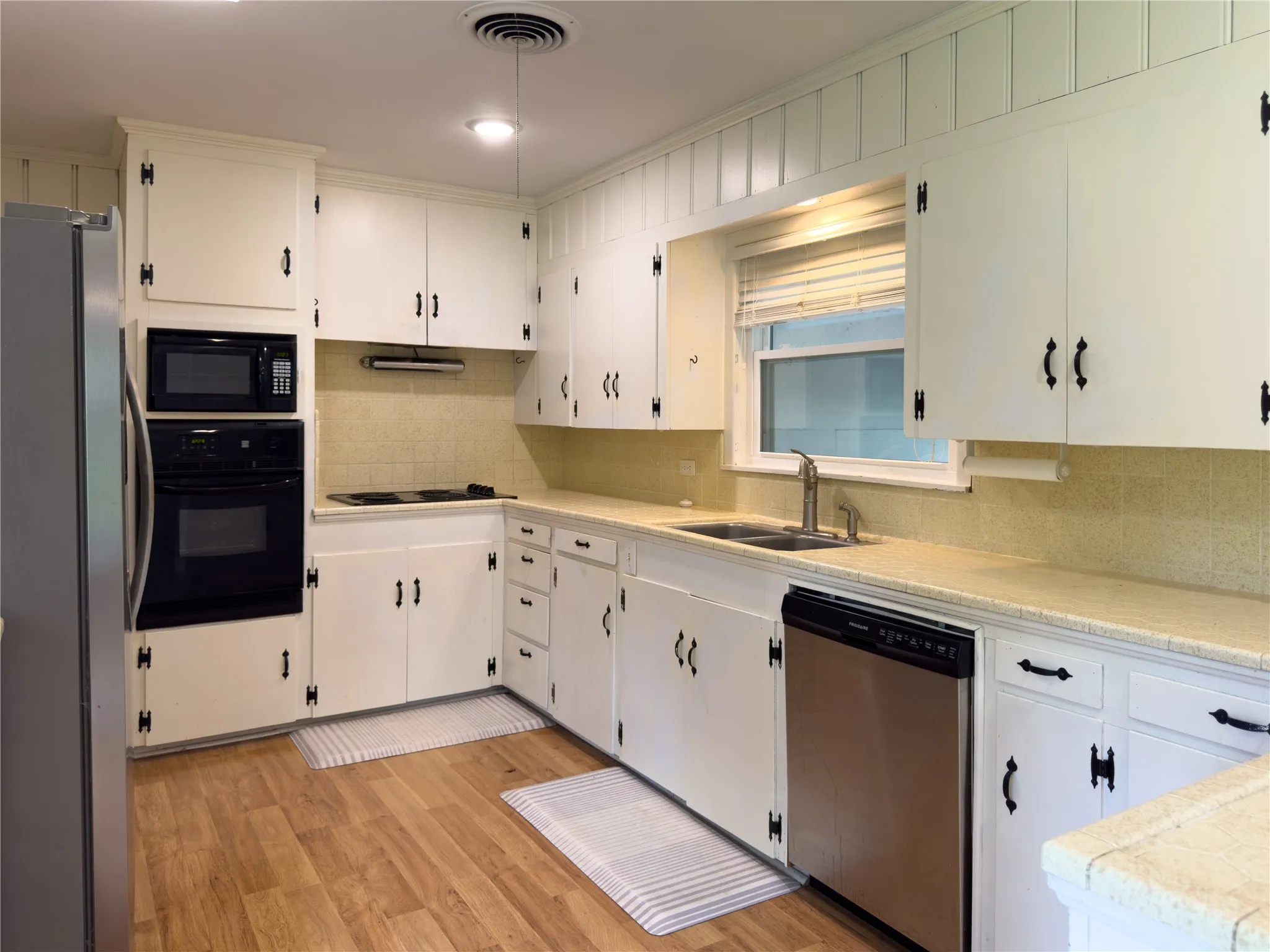 Single Family Residence For Sale in Titus County , 107 Bluebird, Mt Pleasant, Texas 75455, 2 Bedroom, 2 Bathroom, Garage spaces, 1,816 Sqft, built in 1960, mls#21334550, Real Estate Agent in Mt Pleasant, Homes For Sale in Titus county, Homes For Sale in Mt Pleasant, Realtor in Mt Pleasant Texas, Real Estate Brokerage Independent Realty Texas, Luminita Cordes Realtor