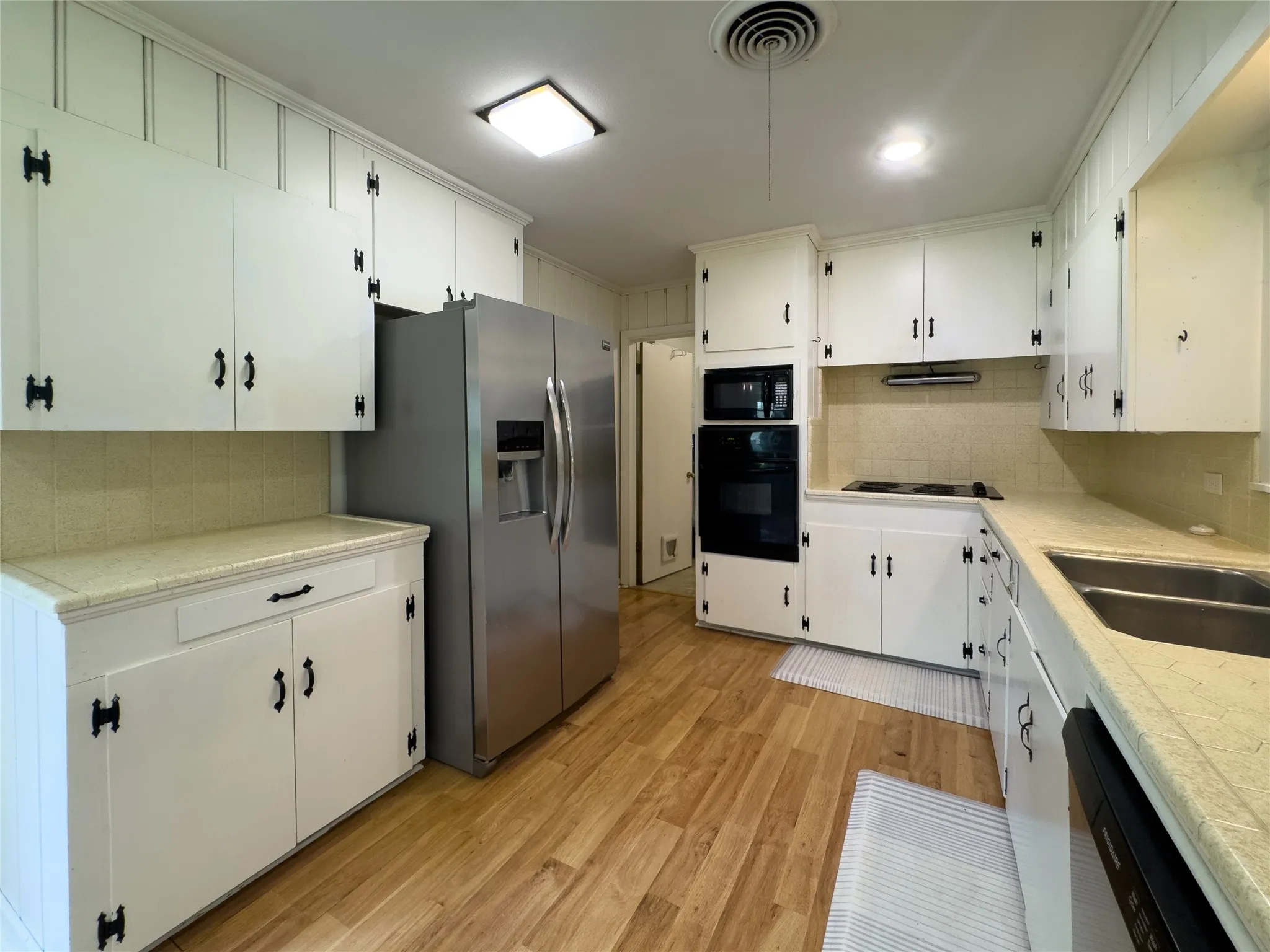 Single Family Residence For Sale in Titus County , 107 Bluebird, Mt Pleasant, Texas 75455, 2 Bedroom, 2 Bathroom, Garage spaces, 1,816 Sqft, built in 1960, mls#21334550, Real Estate Agent in Mt Pleasant, Homes For Sale in Titus county, Homes For Sale in Mt Pleasant, Realtor in Mt Pleasant Texas, Real Estate Brokerage Independent Realty Texas, Luminita Cordes Realtor