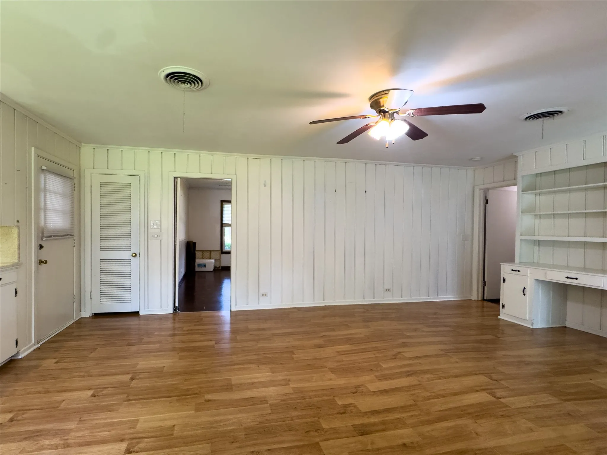 Single Family Residence For Sale in Titus County , 107 Bluebird, Mt Pleasant, Texas 75455, 2 Bedroom, 2 Bathroom, Garage spaces, 1,816 Sqft, built in 1960, mls#21334550, Real Estate Agent in Mt Pleasant, Homes For Sale in Titus county, Homes For Sale in Mt Pleasant, Realtor in Mt Pleasant Texas, Real Estate Brokerage Independent Realty Texas, Luminita Cordes Realtor