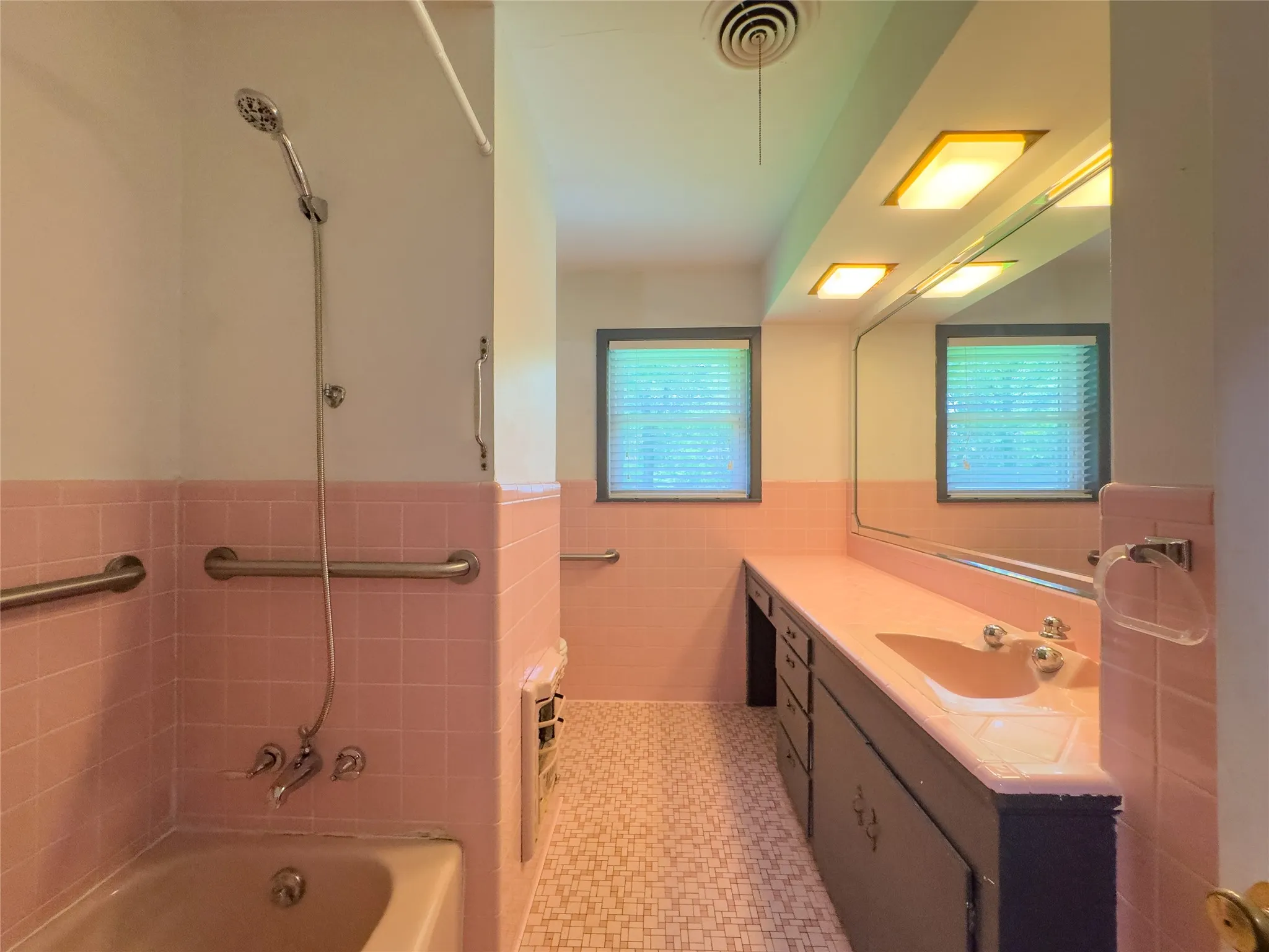 Single Family Residence For Sale in Titus County , 107 Bluebird, Mt Pleasant, Texas 75455, 2 Bedroom, 2 Bathroom, Garage spaces, 1,816 Sqft, built in 1960, mls#21334550, Real Estate Agent in Mt Pleasant, Homes For Sale in Titus county, Homes For Sale in Mt Pleasant, Realtor in Mt Pleasant Texas, Real Estate Brokerage Independent Realty Texas, Luminita Cordes Realtor