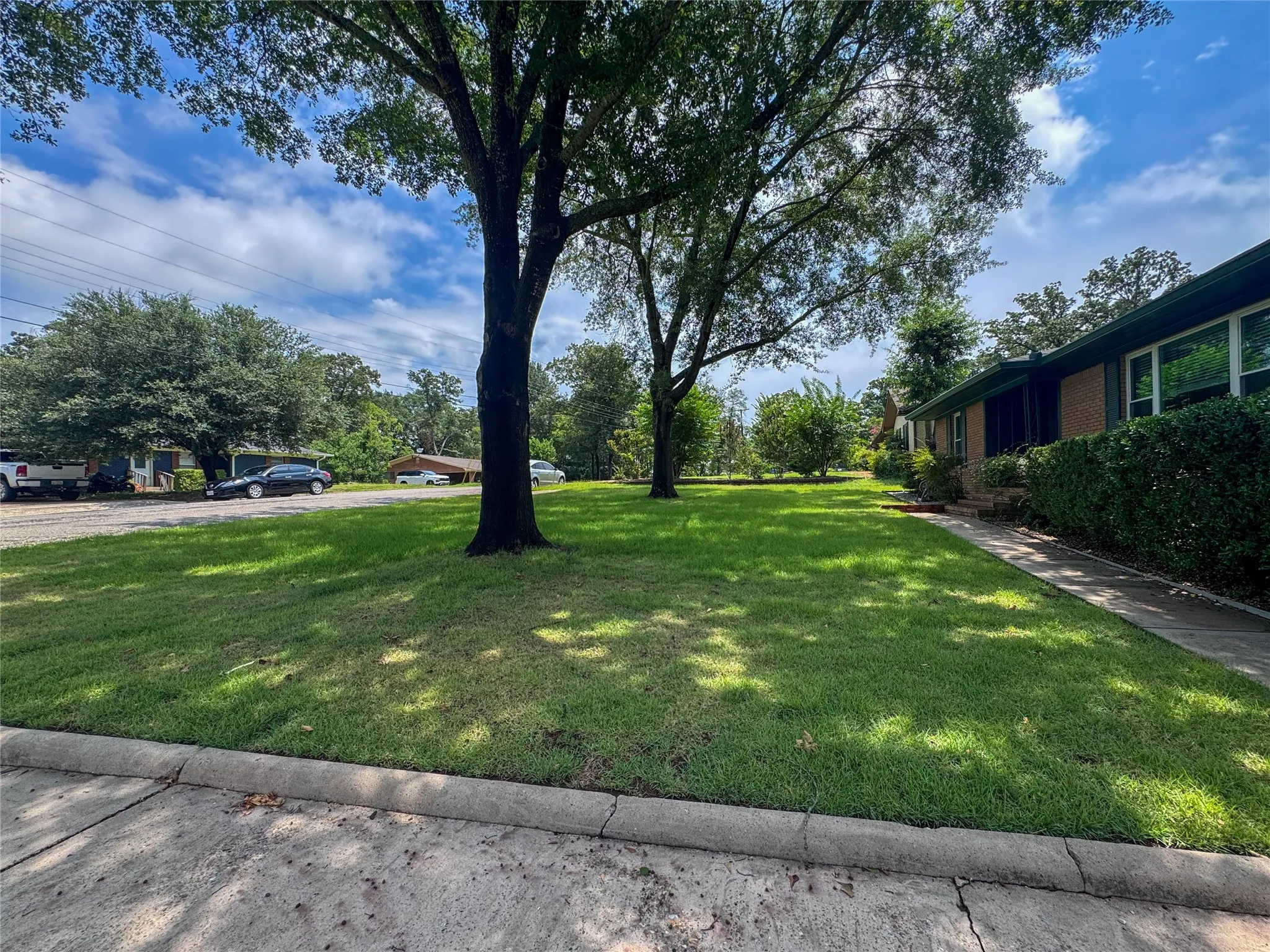 Single Family Residence For Sale in Titus County , 107 Bluebird, Mt Pleasant, Texas 75455, 2 Bedroom, 2 Bathroom, Garage spaces, 1,816 Sqft, built in 1960, mls#21334550, Real Estate Agent in Mt Pleasant, Homes For Sale in Titus county, Homes For Sale in Mt Pleasant, Realtor in Mt Pleasant Texas, Real Estate Brokerage Independent Realty Texas, Luminita Cordes Realtor