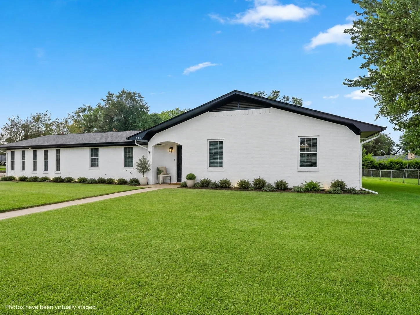 Single Family Residence For Sale in Wood County , 704 Marion Drive, Winnsboro, Texas 75494, 4 Bedroom, 2 Bathroom, 2 Garage spaces, 2,486 Sqft, built in 1970, mls#21333067, Real Estate Agent in Winnsboro, Homes For Sale in Wood county, Homes For Sale in Winnsboro, Realtor in Winnsboro Texas, Real Estate Brokerage Independent Realty Texas, Luminita Cordes Realtor