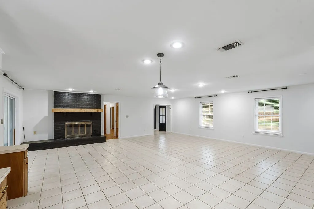 Single Family Residence For Sale in Wood County , 704 Marion Drive, Winnsboro, Texas 75494, 4 Bedroom, 2 Bathroom, 2 Garage spaces, 2,486 Sqft, built in 1970, mls#21333067, Real Estate Agent in Winnsboro, Homes For Sale in Wood county, Homes For Sale in Winnsboro, Realtor in Winnsboro Texas, Real Estate Brokerage Independent Realty Texas, Luminita Cordes Realtor