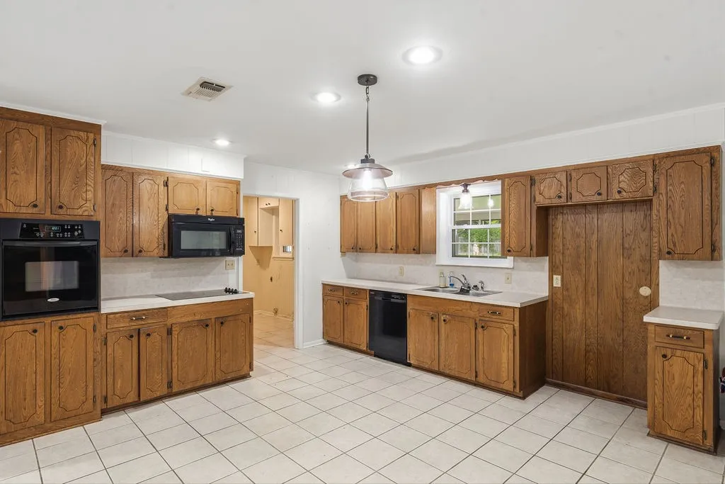 Single Family Residence For Sale in Wood County , 704 Marion Drive, Winnsboro, Texas 75494, 4 Bedroom, 2 Bathroom, 2 Garage spaces, 2,486 Sqft, built in 1970, mls#21333067, Real Estate Agent in Winnsboro, Homes For Sale in Wood county, Homes For Sale in Winnsboro, Realtor in Winnsboro Texas, Real Estate Brokerage Independent Realty Texas, Luminita Cordes Realtor