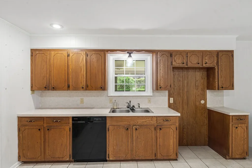 Single Family Residence For Sale in Wood County , 704 Marion Drive, Winnsboro, Texas 75494, 4 Bedroom, 2 Bathroom, 2 Garage spaces, 2,486 Sqft, built in 1970, mls#21333067, Real Estate Agent in Winnsboro, Homes For Sale in Wood county, Homes For Sale in Winnsboro, Realtor in Winnsboro Texas, Real Estate Brokerage Independent Realty Texas, Luminita Cordes Realtor