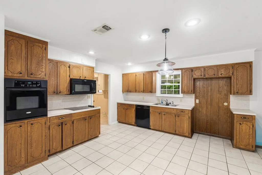 Single Family Residence For Sale in Wood County , 704 Marion Drive, Winnsboro, Texas 75494, 4 Bedroom, 2 Bathroom, 2 Garage spaces, 2,486 Sqft, built in 1970, mls#21333067, Real Estate Agent in Winnsboro, Homes For Sale in Wood county, Homes For Sale in Winnsboro, Realtor in Winnsboro Texas, Real Estate Brokerage Independent Realty Texas, Luminita Cordes Realtor
