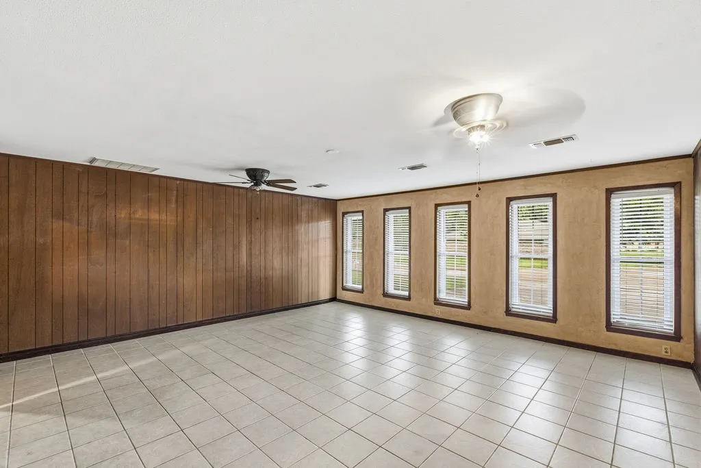 Single Family Residence For Sale in Wood County , 704 Marion Drive, Winnsboro, Texas 75494, 4 Bedroom, 2 Bathroom, 2 Garage spaces, 2,486 Sqft, built in 1970, mls#21333067, Real Estate Agent in Winnsboro, Homes For Sale in Wood county, Homes For Sale in Winnsboro, Realtor in Winnsboro Texas, Real Estate Brokerage Independent Realty Texas, Luminita Cordes Realtor