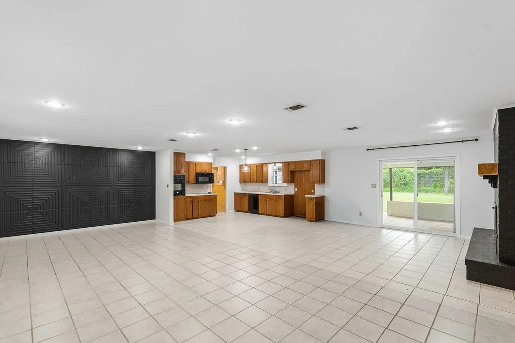 Single Family Residence For Sale in Wood County , 704 Marion Drive, Winnsboro, Texas 75494, 4 Bedroom, 2 Bathroom, 2 Garage spaces, 2,486 Sqft, built in 1970, mls#21333067, Real Estate Agent in Winnsboro, Homes For Sale in Wood county, Homes For Sale in Winnsboro, Realtor in Winnsboro Texas, Real Estate Brokerage Independent Realty Texas, Luminita Cordes Realtor