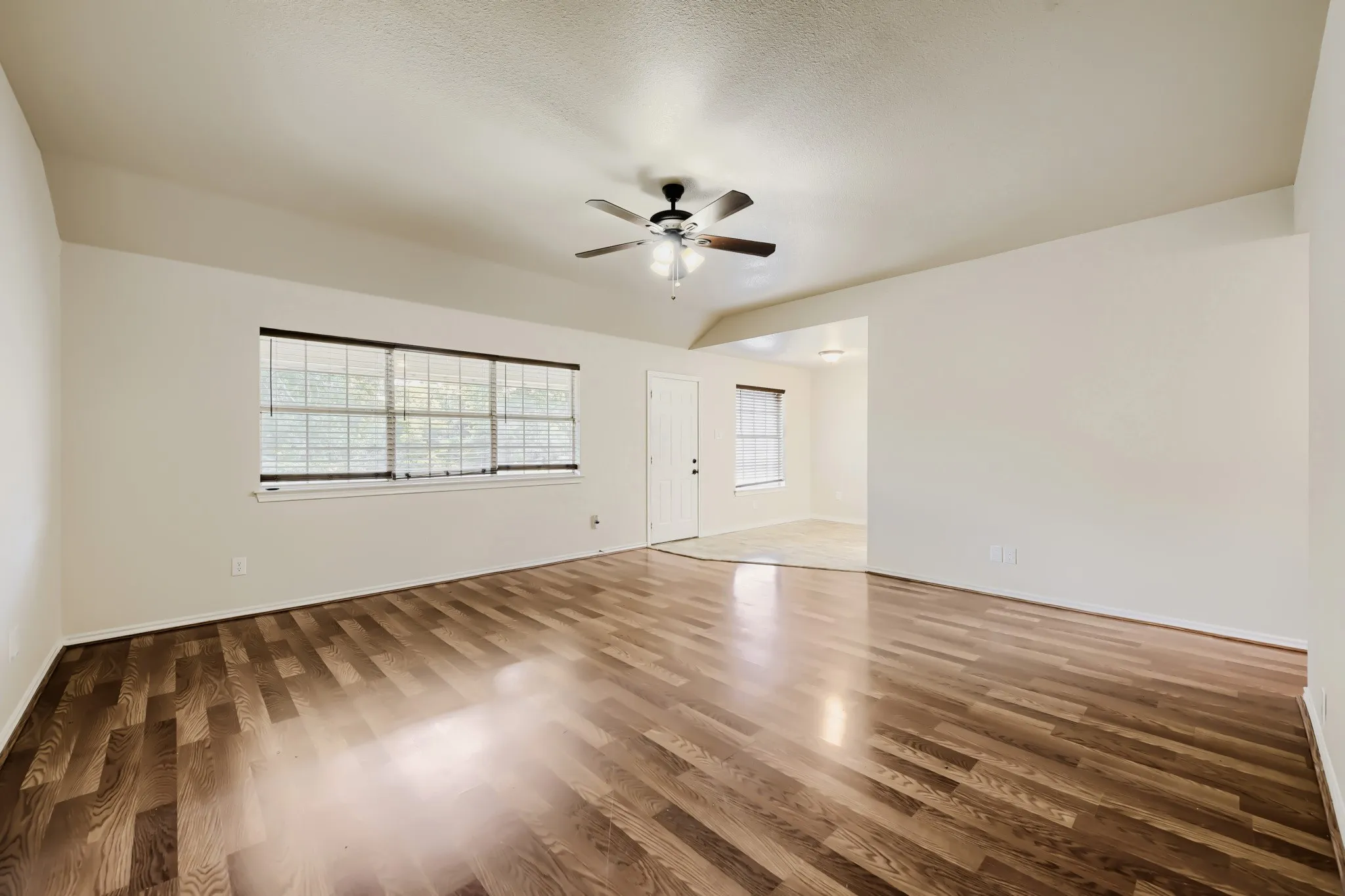 Single Family Residence For Sale in Parker County , 1004 Tremont Street, Weatherford, Texas 76086, 3 Bedroom, 2 Bathroom, 2 Garage spaces, 1,280 Sqft, built in 2000, mls#21325694, Real Estate Agent in Weatherford, Homes For Sale in Parker county, Homes For Sale in Weatherford, Realtor in Weatherford Texas, Real Estate Brokerage Independent Realty Texas, Luminita Cordes Realtor