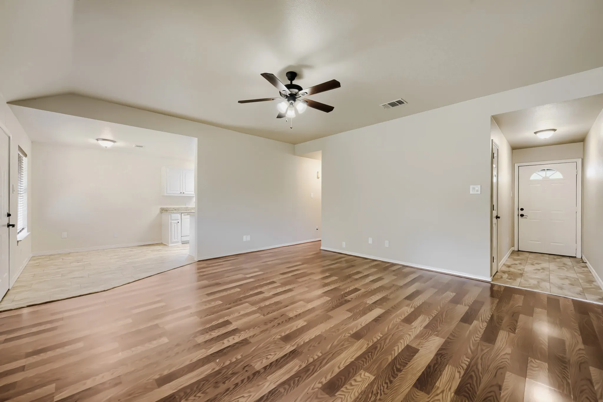 Single Family Residence For Sale in Parker County , 1004 Tremont Street, Weatherford, Texas 76086, 3 Bedroom, 2 Bathroom, 2 Garage spaces, 1,280 Sqft, built in 2000, mls#21325694, Real Estate Agent in Weatherford, Homes For Sale in Parker county, Homes For Sale in Weatherford, Realtor in Weatherford Texas, Real Estate Brokerage Independent Realty Texas, Luminita Cordes Realtor