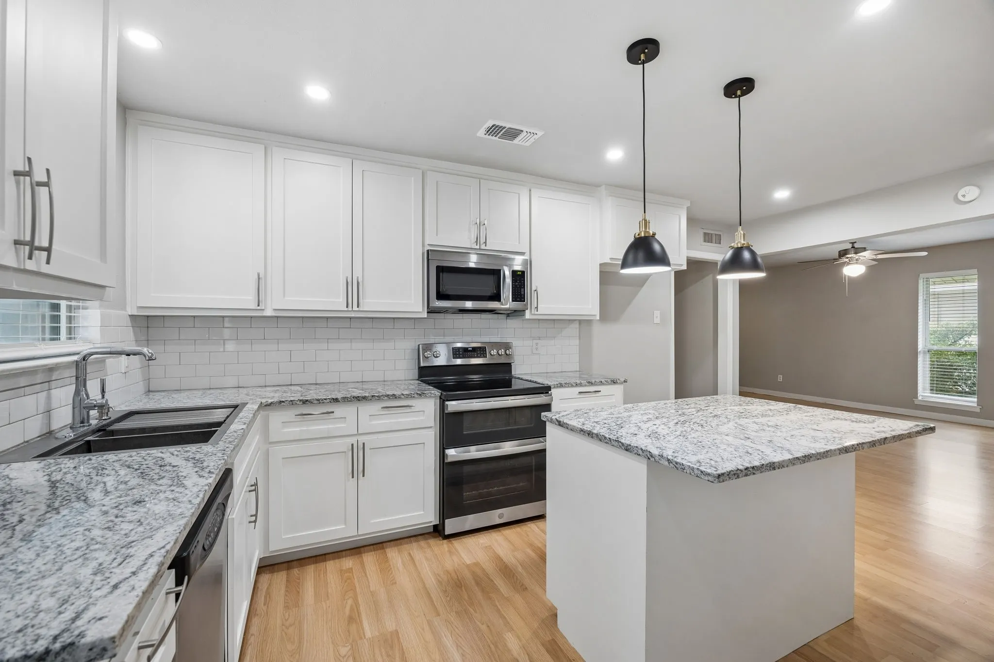 Condominium For Sale in Dallas County , 5082 Matilda Street 221, Dallas, Texas 75206, 2 Bedroom, 2 Bathroom, Garage spaces, 1,038 Sqft, built in 1969, mls#21333163, Real Estate Agent in Dallas, Homes For Sale in Dallas county, Homes For Sale in Dallas, Realtor in Dallas Texas, Real Estate Brokerage Independent Realty Texas, Luminita Cordes Realtor