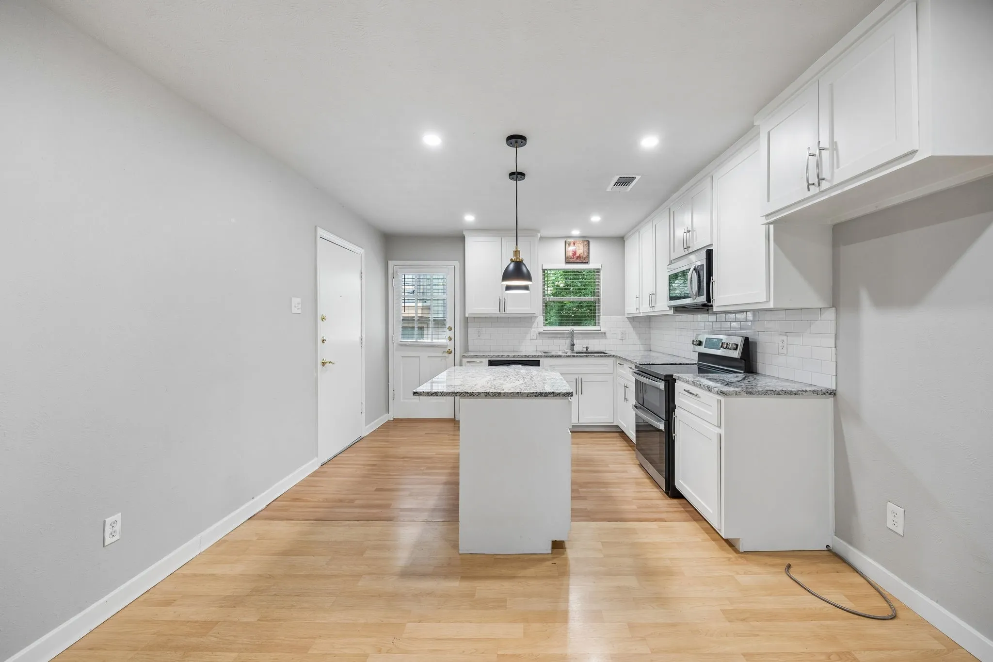 Condominium For Sale in Dallas County , 5082 Matilda Street 221, Dallas, Texas 75206, 2 Bedroom, 2 Bathroom, Garage spaces, 1,038 Sqft, built in 1969, mls#21333163, Real Estate Agent in Dallas, Homes For Sale in Dallas county, Homes For Sale in Dallas, Realtor in Dallas Texas, Real Estate Brokerage Independent Realty Texas, Luminita Cordes Realtor
