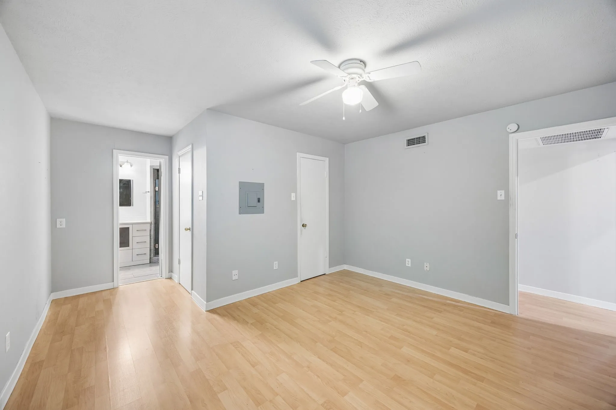 Condominium For Sale in Dallas County , 5082 Matilda Street 221, Dallas, Texas 75206, 2 Bedroom, 2 Bathroom, Garage spaces, 1,038 Sqft, built in 1969, mls#21333163, Real Estate Agent in Dallas, Homes For Sale in Dallas county, Homes For Sale in Dallas, Realtor in Dallas Texas, Real Estate Brokerage Independent Realty Texas, Luminita Cordes Realtor