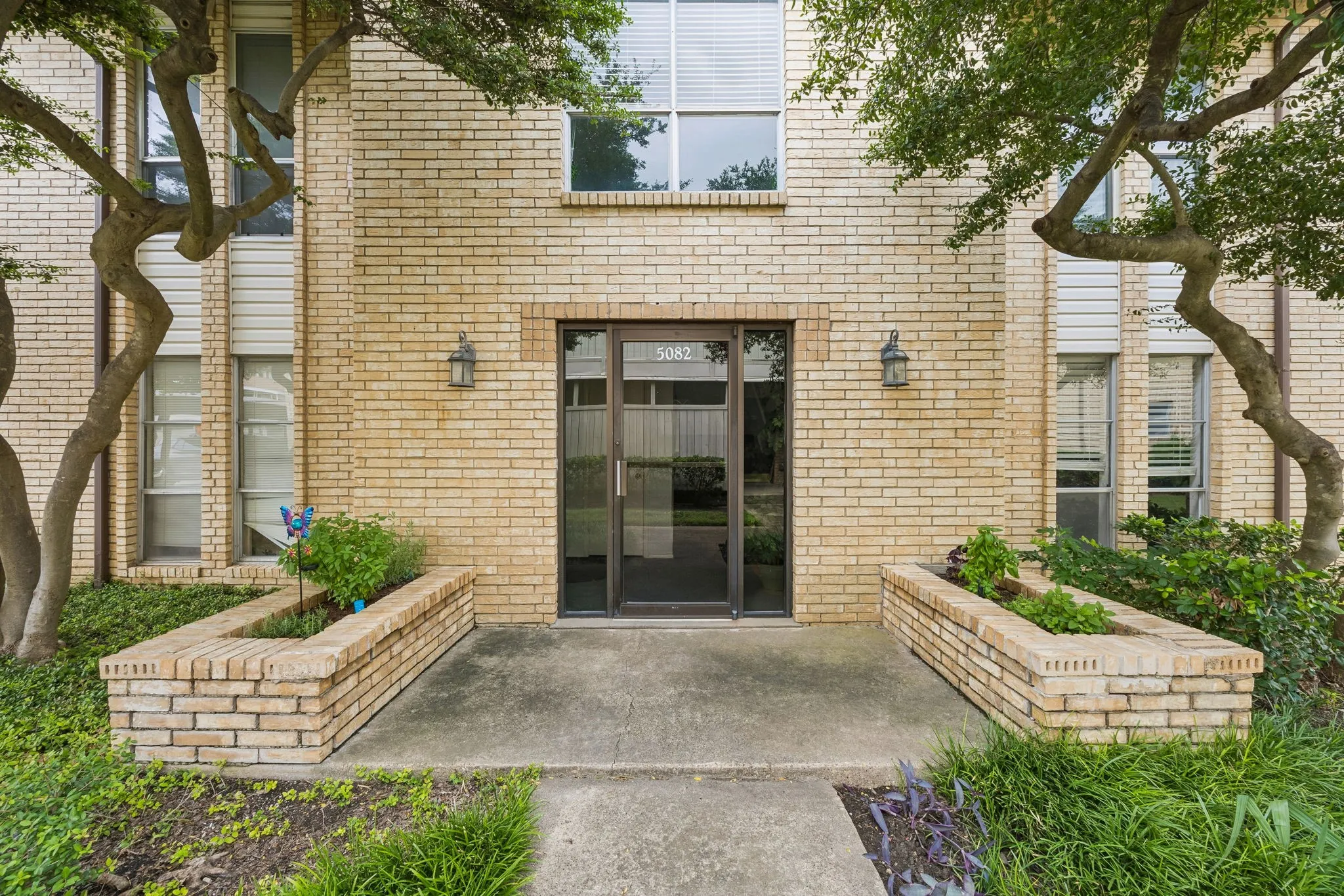 Condominium For Sale in Dallas County , 5082 Matilda Street 221, Dallas, Texas 75206, 2 Bedroom, 2 Bathroom, Garage spaces, 1,038 Sqft, built in 1969, mls#21333163, Real Estate Agent in Dallas, Homes For Sale in Dallas county, Homes For Sale in Dallas, Realtor in Dallas Texas, Real Estate Brokerage Independent Realty Texas, Luminita Cordes Realtor