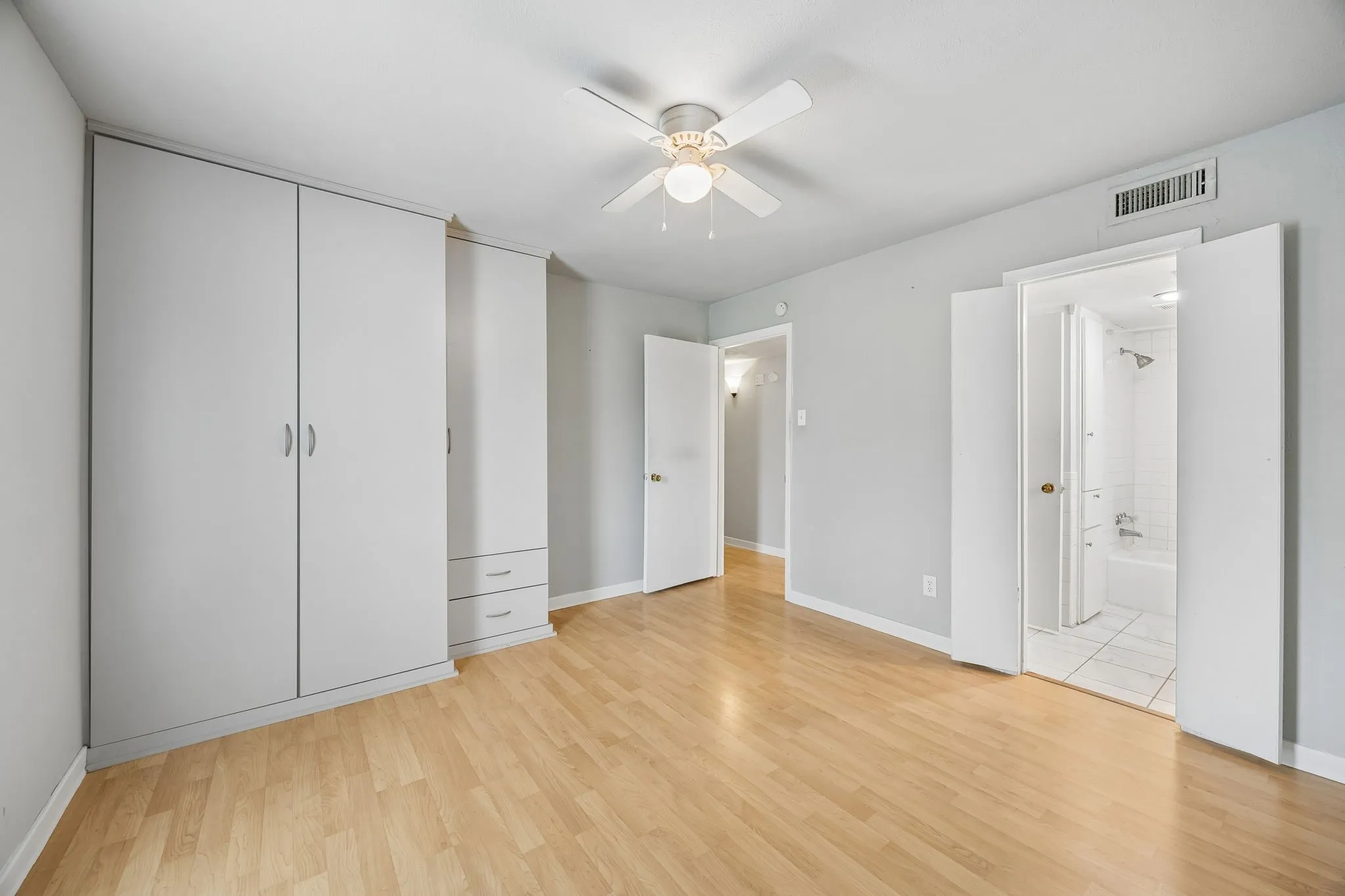 Condominium For Sale in Dallas County , 5082 Matilda Street 221, Dallas, Texas 75206, 2 Bedroom, 2 Bathroom, Garage spaces, 1,038 Sqft, built in 1969, mls#21333163, Real Estate Agent in Dallas, Homes For Sale in Dallas county, Homes For Sale in Dallas, Realtor in Dallas Texas, Real Estate Brokerage Independent Realty Texas, Luminita Cordes Realtor