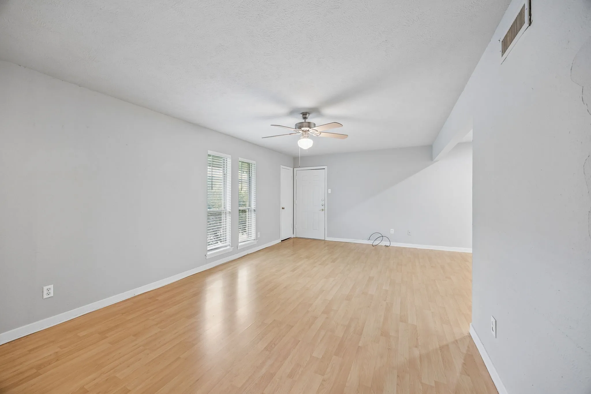 Condominium For Sale in Dallas County , 5082 Matilda Street 221, Dallas, Texas 75206, 2 Bedroom, 2 Bathroom, Garage spaces, 1,038 Sqft, built in 1969, mls#21333163, Real Estate Agent in Dallas, Homes For Sale in Dallas county, Homes For Sale in Dallas, Realtor in Dallas Texas, Real Estate Brokerage Independent Realty Texas, Luminita Cordes Realtor