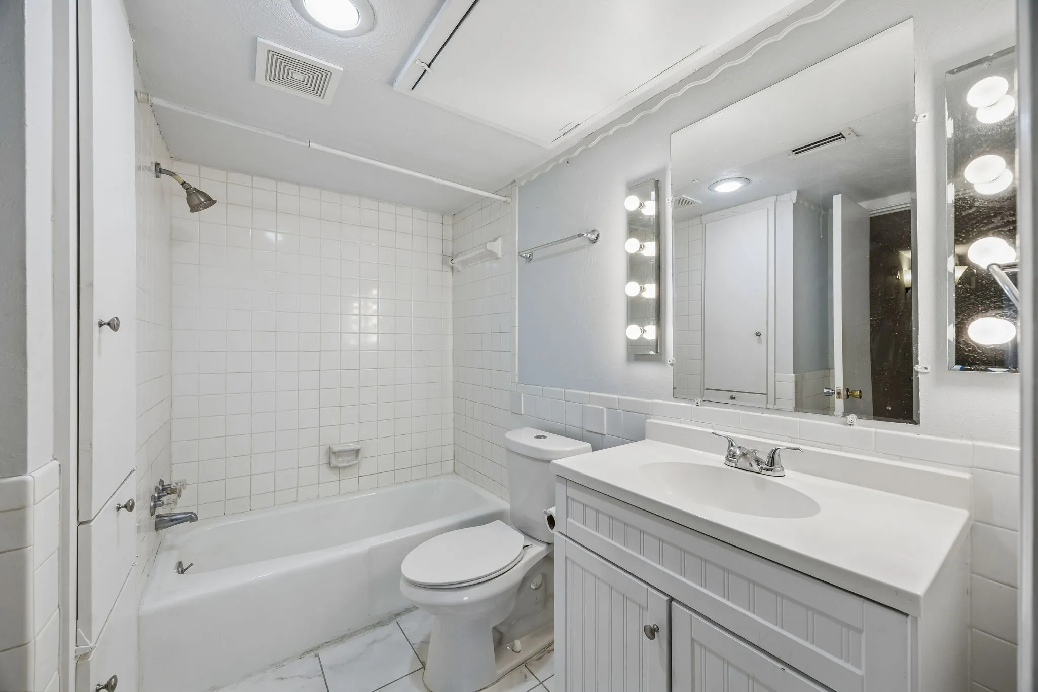 Condominium For Sale in Dallas County , 5082 Matilda Street 221, Dallas, Texas 75206, 2 Bedroom, 2 Bathroom, Garage spaces, 1,038 Sqft, built in 1969, mls#21333163, Real Estate Agent in Dallas, Homes For Sale in Dallas county, Homes For Sale in Dallas, Realtor in Dallas Texas, Real Estate Brokerage Independent Realty Texas, Luminita Cordes Realtor