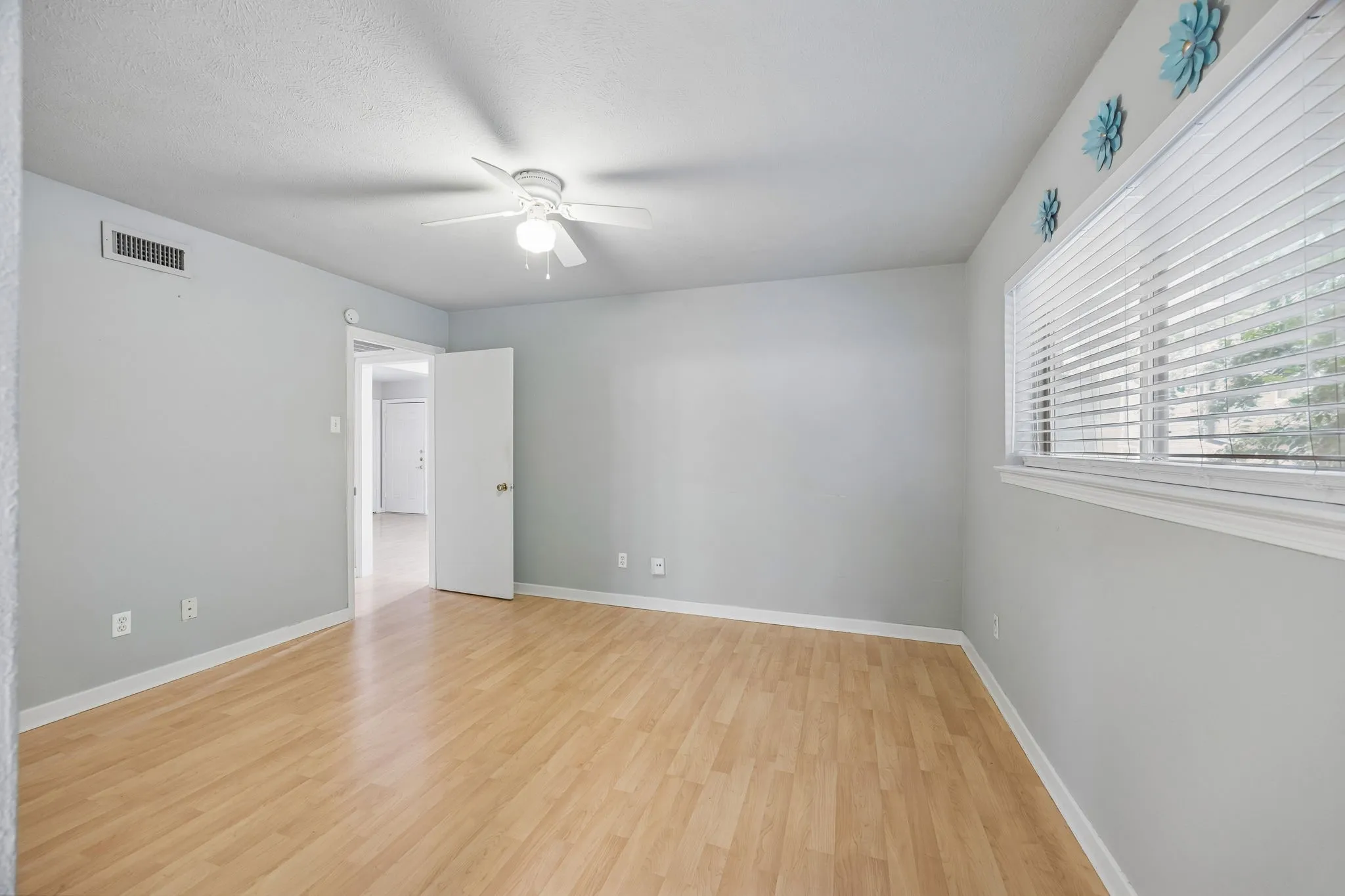 Condominium For Sale in Dallas County , 5082 Matilda Street 221, Dallas, Texas 75206, 2 Bedroom, 2 Bathroom, Garage spaces, 1,038 Sqft, built in 1969, mls#21333163, Real Estate Agent in Dallas, Homes For Sale in Dallas county, Homes For Sale in Dallas, Realtor in Dallas Texas, Real Estate Brokerage Independent Realty Texas, Luminita Cordes Realtor