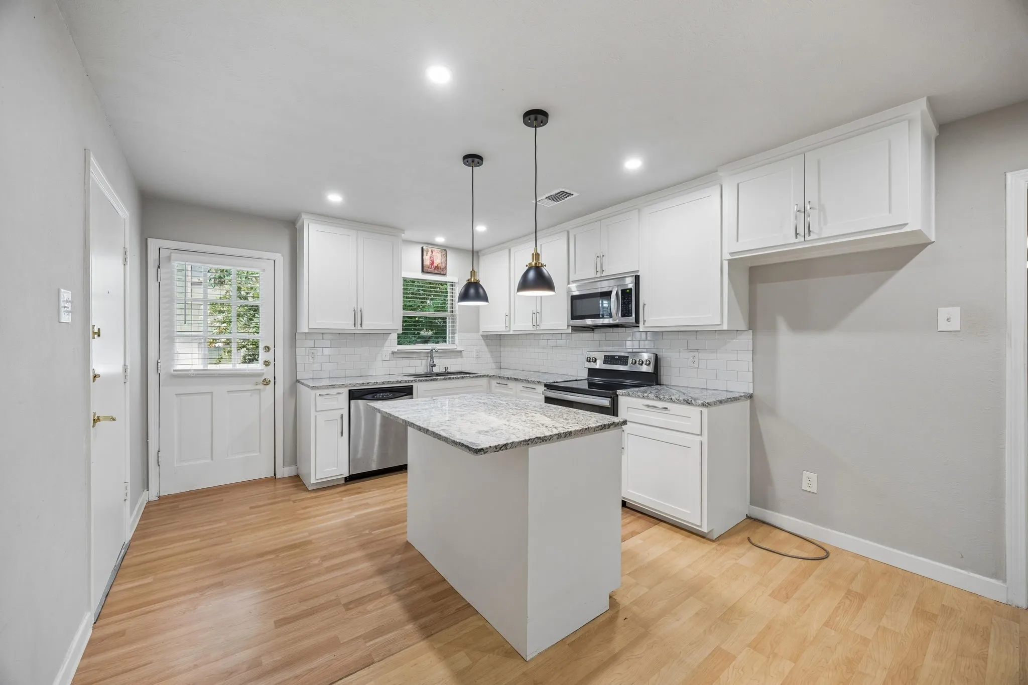 Condominium For Sale in Dallas County , 5082 Matilda Street 221, Dallas, Texas 75206, 2 Bedroom, 2 Bathroom, Garage spaces, 1,038 Sqft, built in 1969, mls#21333163, Real Estate Agent in Dallas, Homes For Sale in Dallas county, Homes For Sale in Dallas, Realtor in Dallas Texas, Real Estate Brokerage Independent Realty Texas, Luminita Cordes Realtor