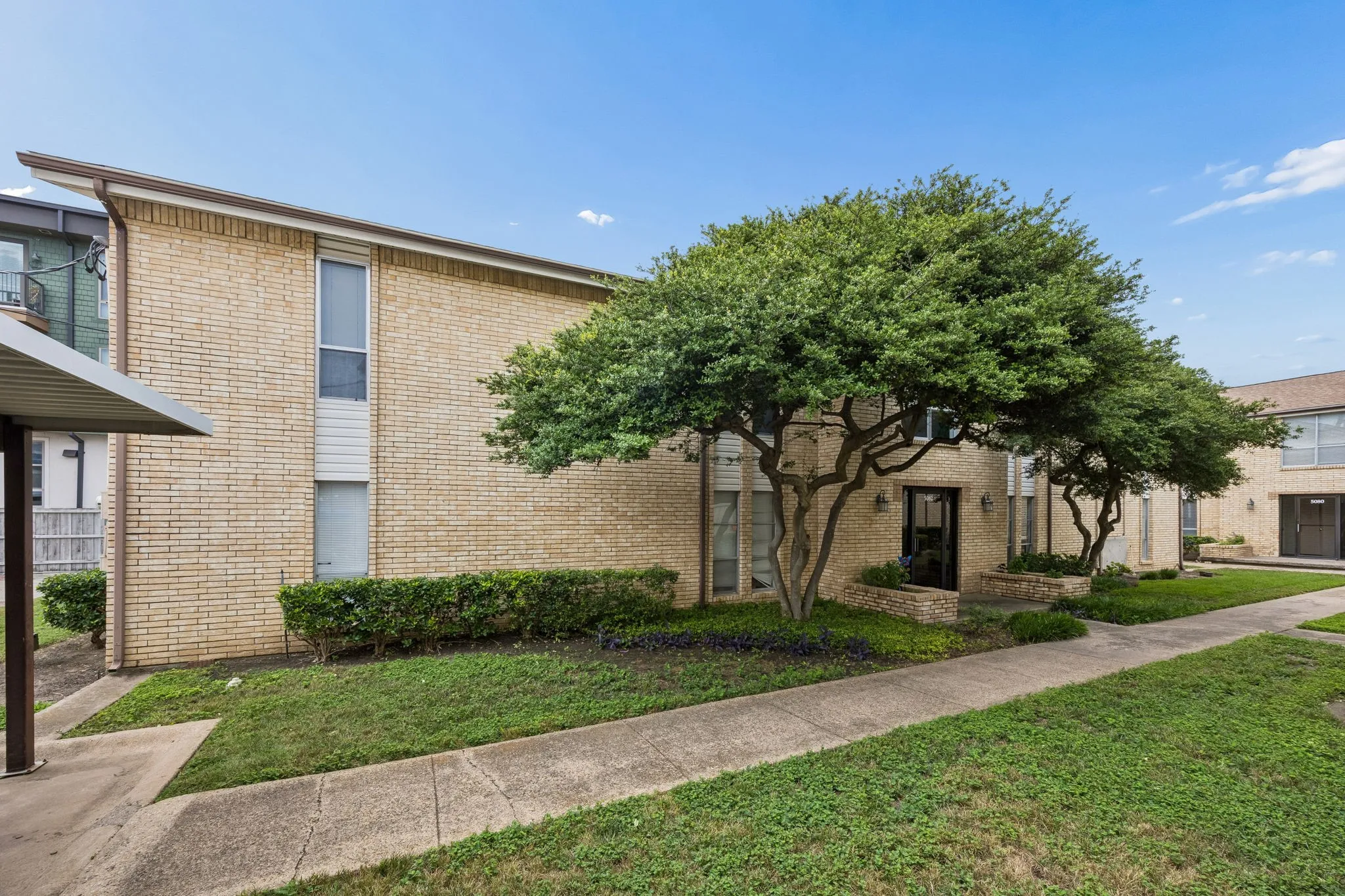 Condominium For Sale in Dallas County , 5082 Matilda Street 221, Dallas, Texas 75206, 2 Bedroom, 2 Bathroom, Garage spaces, 1,038 Sqft, built in 1969, mls#21333163, Real Estate Agent in Dallas, Homes For Sale in Dallas county, Homes For Sale in Dallas, Realtor in Dallas Texas, Real Estate Brokerage Independent Realty Texas, Luminita Cordes Realtor