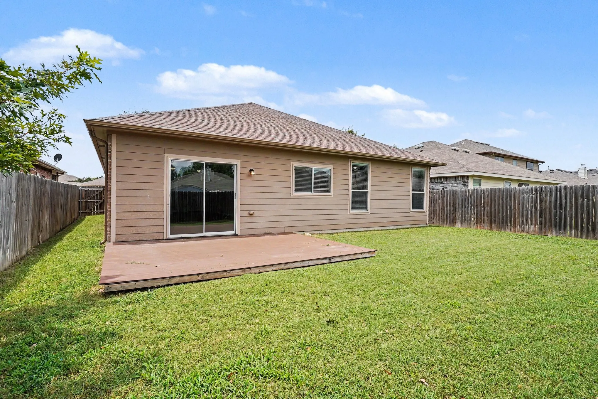 Single Family Residence For Sale in Tarrant County , 8512 Cumberland Gap Drive, Fort Worth, Texas 76244, 3 Bedroom, 2 Bathroom, 2 Garage spaces, 1,679 Sqft, built in 2010, mls#21334135, Real Estate Agent in Fort Worth, Homes For Sale in Tarrant county, Homes For Sale in Fort Worth, Realtor in Fort Worth Texas, Real Estate Brokerage Independent Realty Texas, Luminita Cordes Realtor