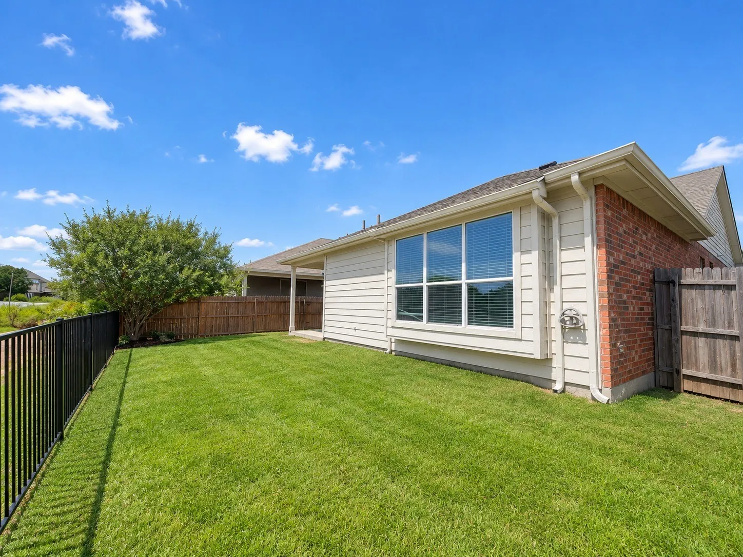 Single Family Residence For Rent in Tarrant County , 10973 Hawks Landing Road, Fort Worth, Texas 76052, 3 Bedroom, 2 Bathroom, 2 Garage spaces, 1,483 Sqft, built in 2006, mls#21334593, Real Estate Agent in Fort Worth, Homes For Rent in Tarrant county, Homes For Rent in Fort Worth, Realtor in Fort Worth Texas, Real Estate Brokerage Independent Realty Texas, Luminita Cordes Realtor