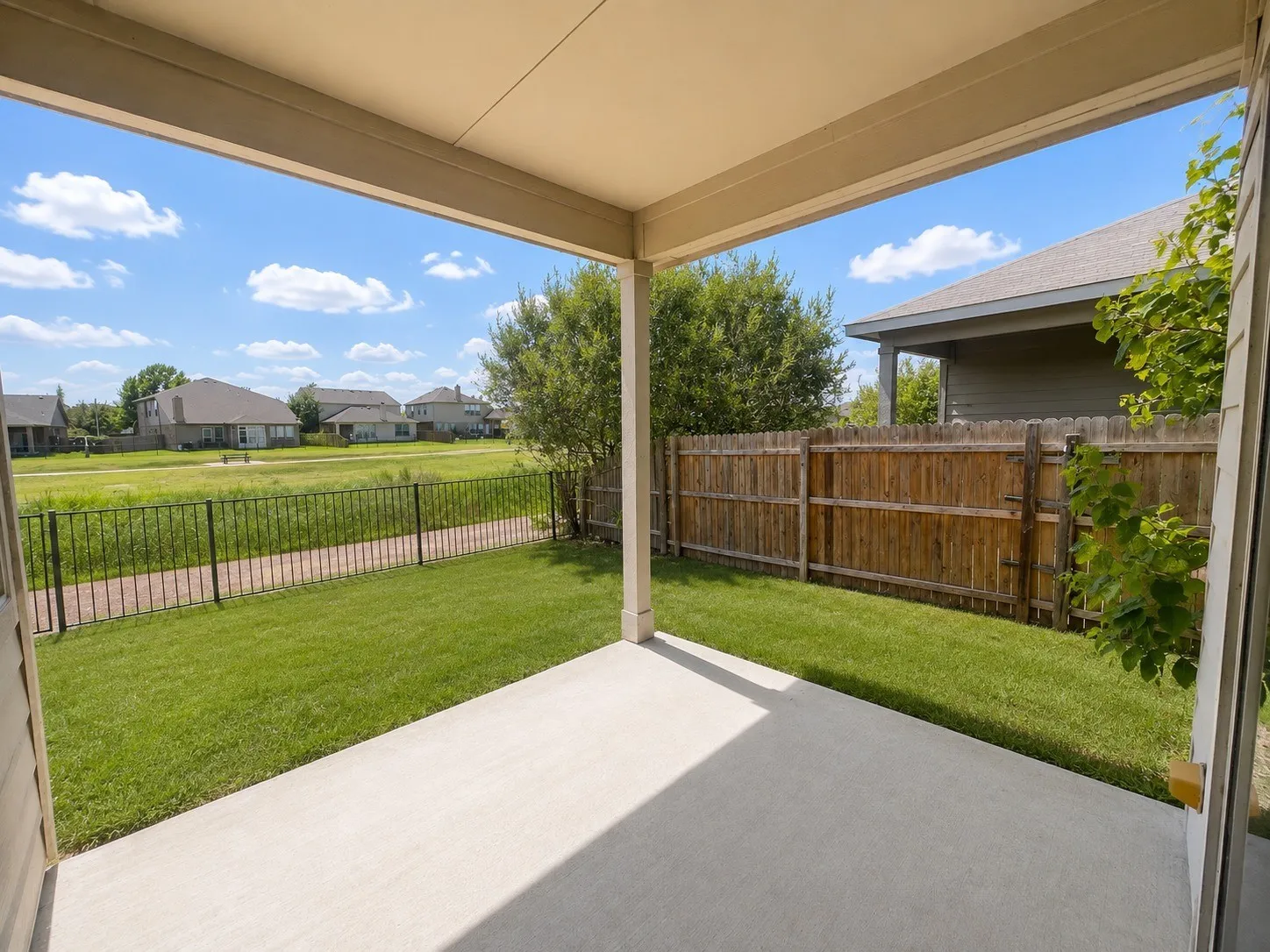 Single Family Residence For Rent in Tarrant County , 10973 Hawks Landing Road, Fort Worth, Texas 76052, 3 Bedroom, 2 Bathroom, 2 Garage spaces, 1,483 Sqft, built in 2006, mls#21334593, Real Estate Agent in Fort Worth, Homes For Rent in Tarrant county, Homes For Rent in Fort Worth, Realtor in Fort Worth Texas, Real Estate Brokerage Independent Realty Texas, Luminita Cordes Realtor
