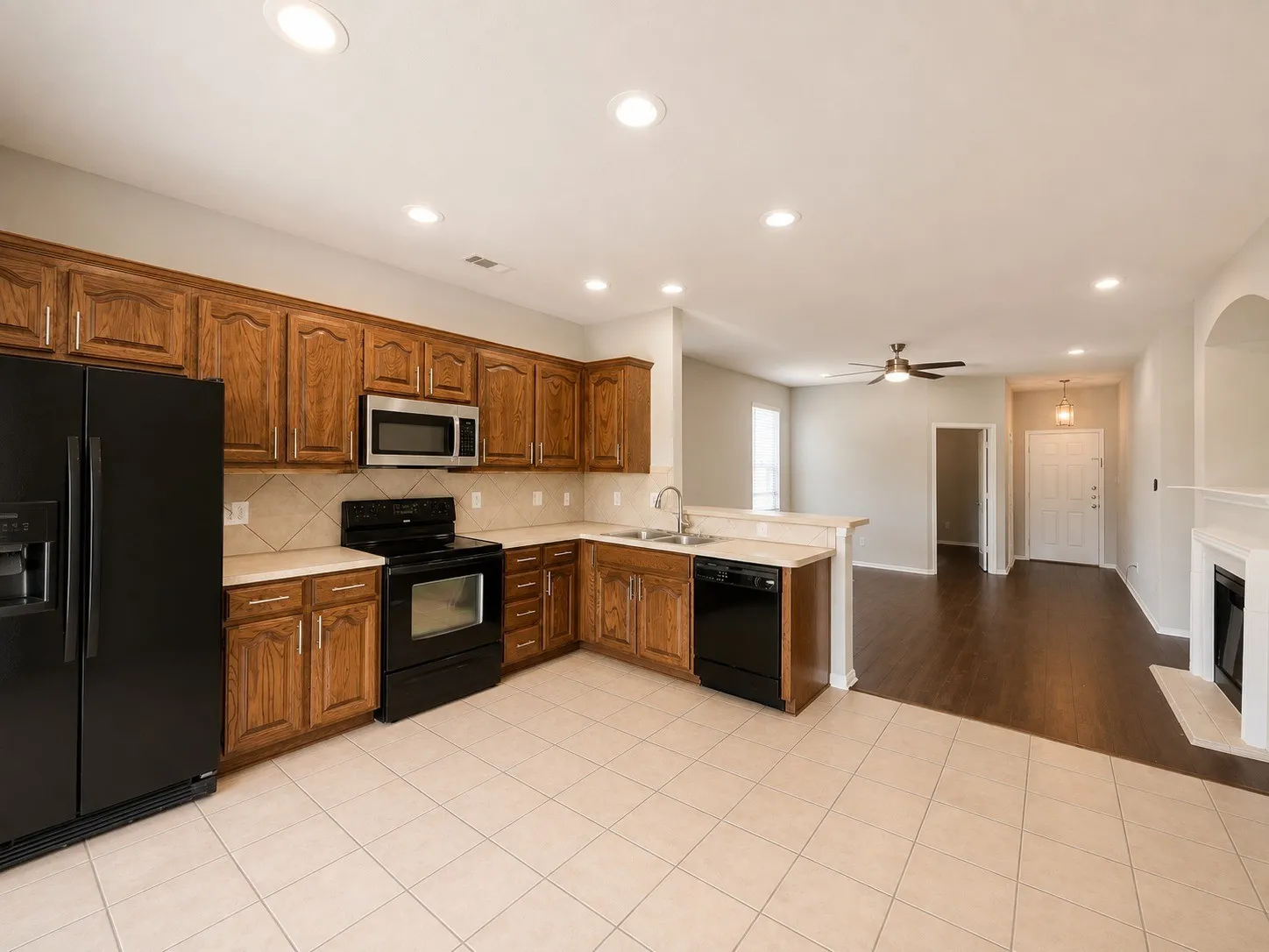 Single Family Residence For Rent in Tarrant County , 10973 Hawks Landing Road, Fort Worth, Texas 76052, 3 Bedroom, 2 Bathroom, 2 Garage spaces, 1,483 Sqft, built in 2006, mls#21334593, Real Estate Agent in Fort Worth, Homes For Rent in Tarrant county, Homes For Rent in Fort Worth, Realtor in Fort Worth Texas, Real Estate Brokerage Independent Realty Texas, Luminita Cordes Realtor